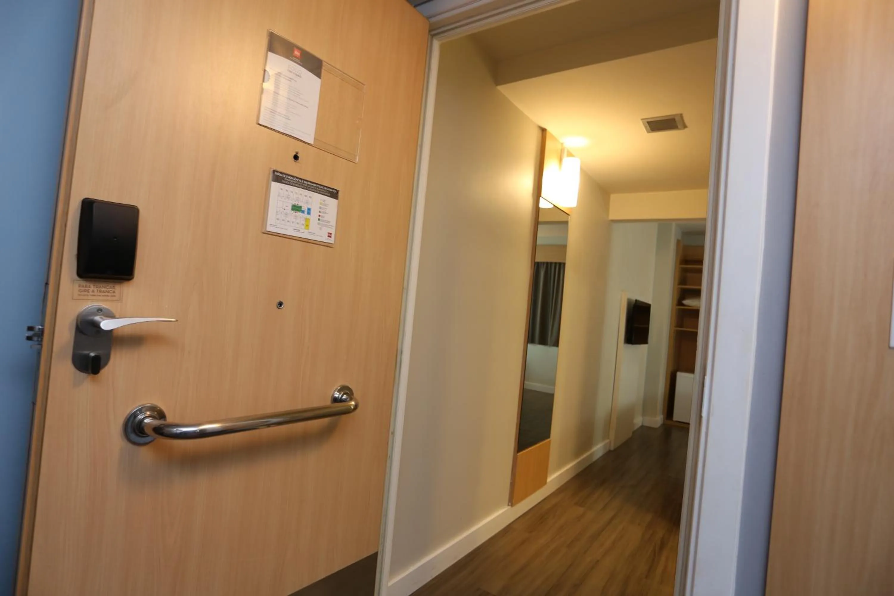 Photo of the whole room in ibis Copacabana Posto 5