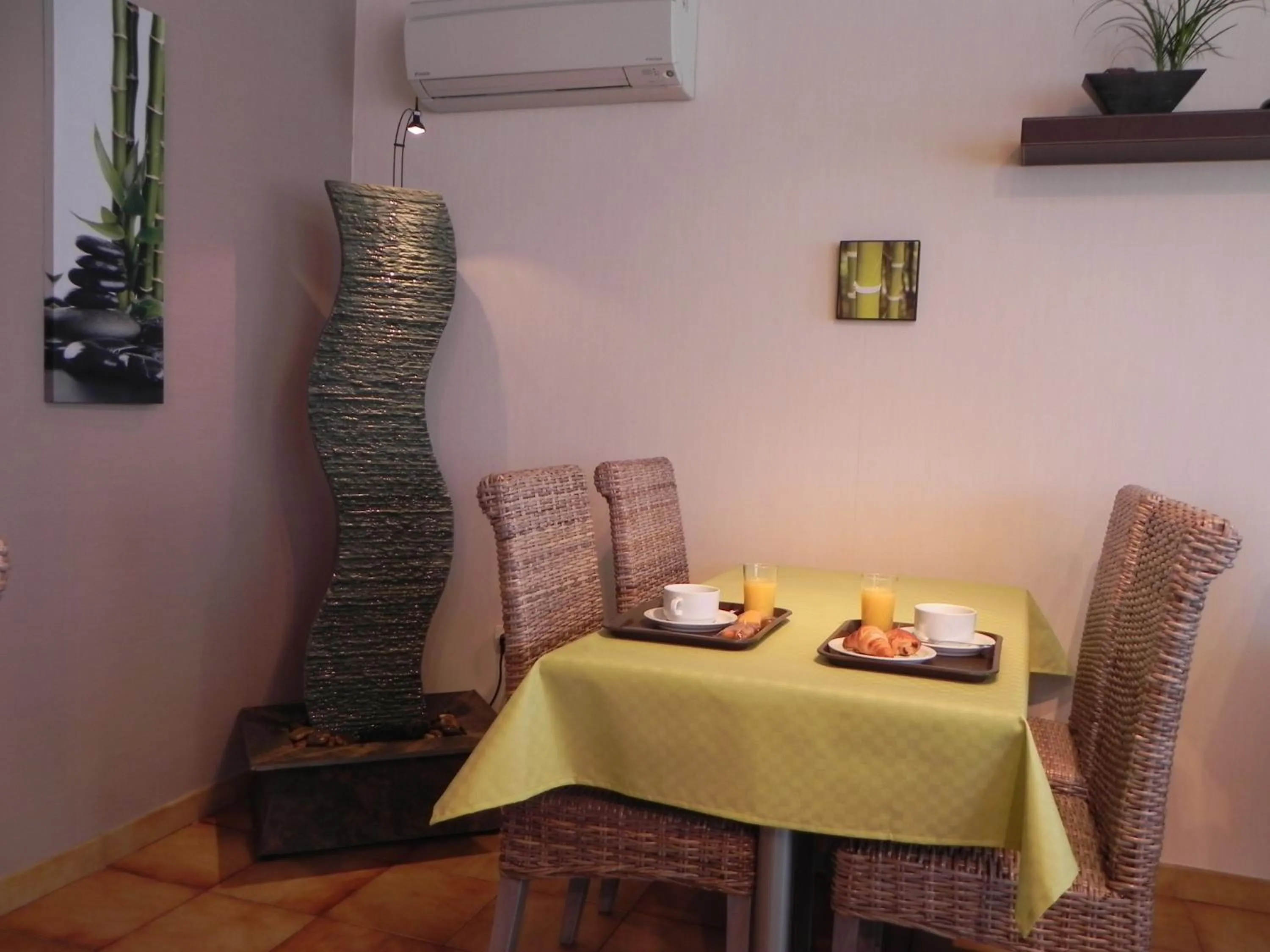 Restaurant/places to eat in Hotel Les Pins