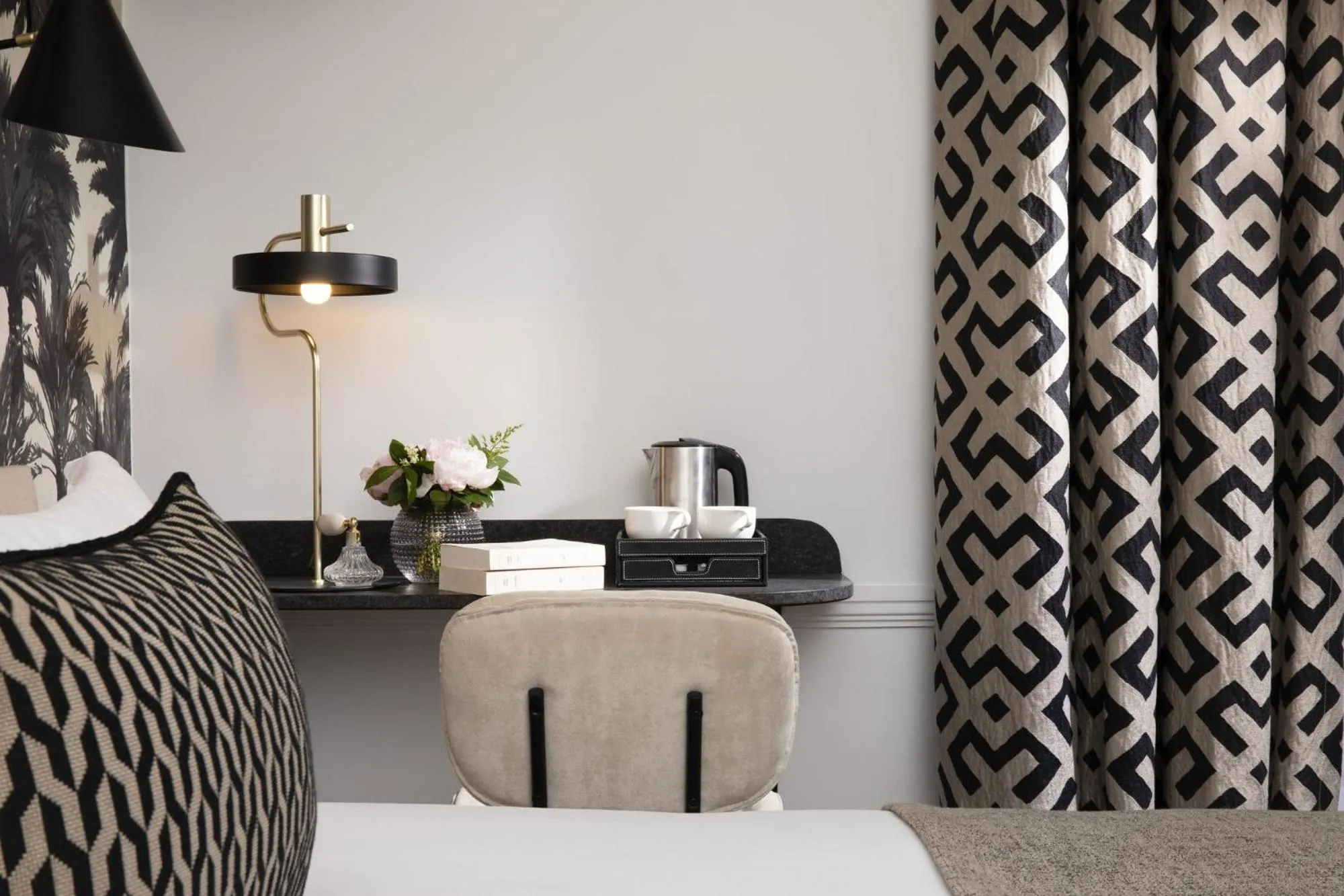 Coffee/tea facilities in Hôtel Gramont