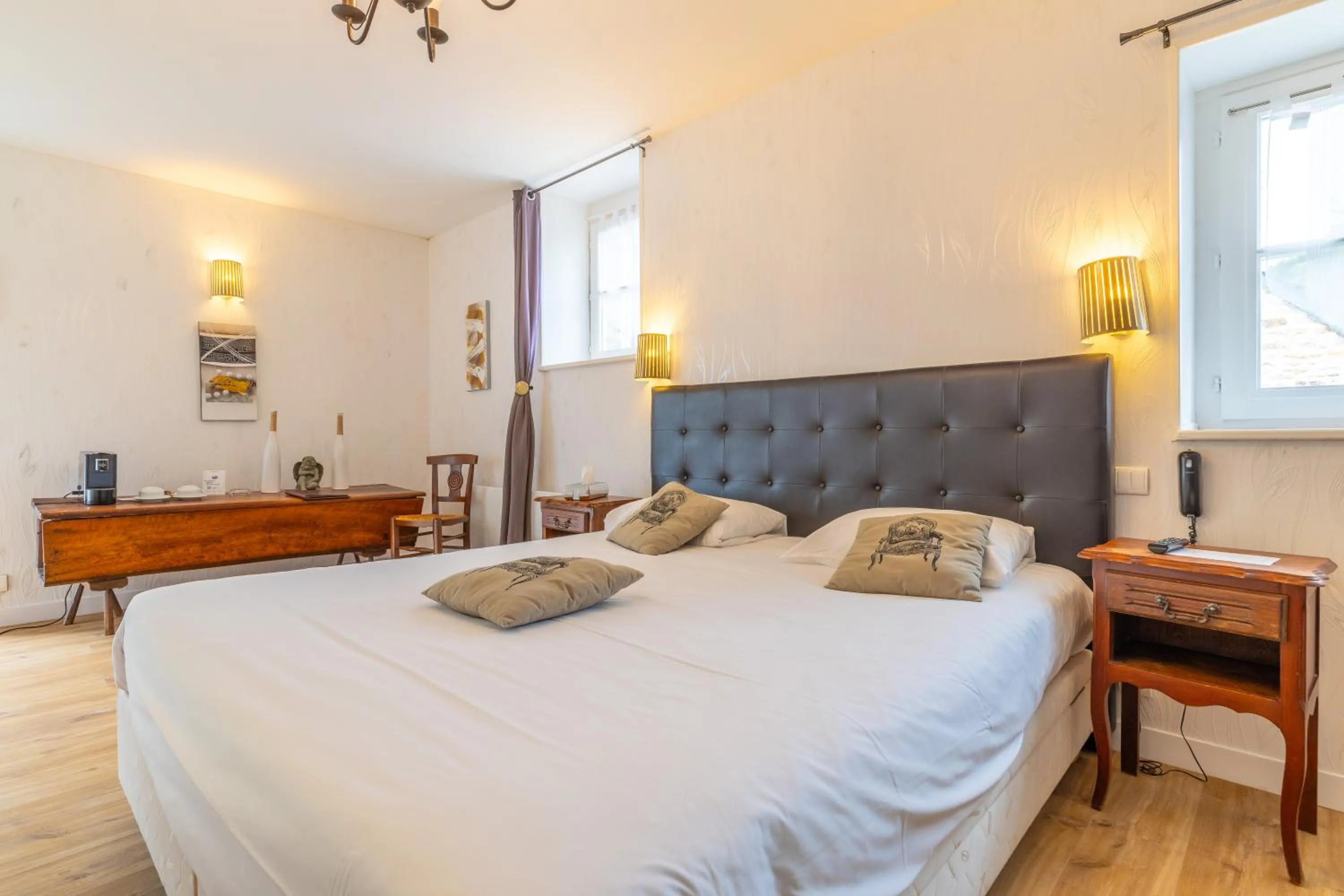 Bed in Manoir de Moëllien, The Originals Relais