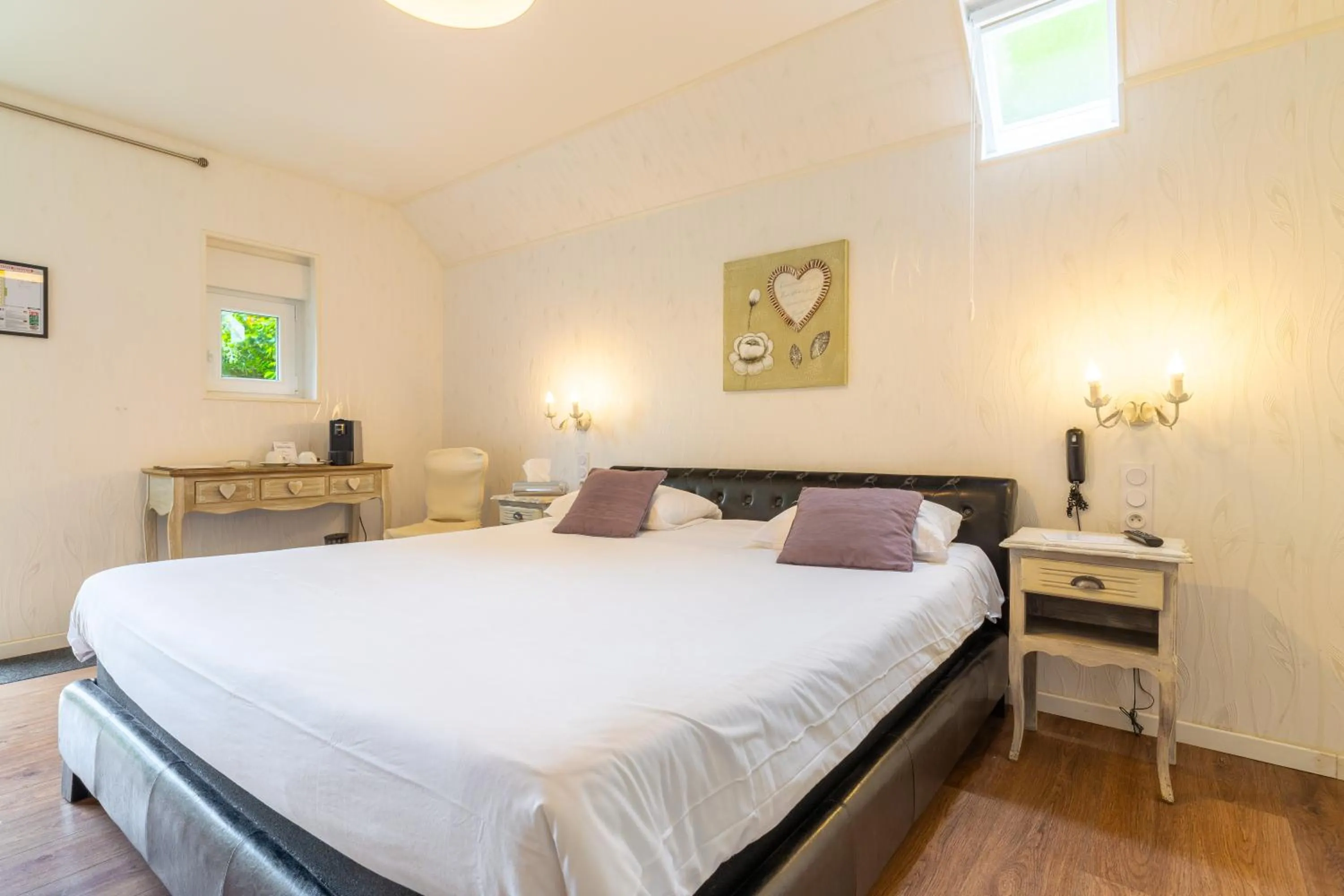 Bed in Manoir de Moëllien, The Originals Relais