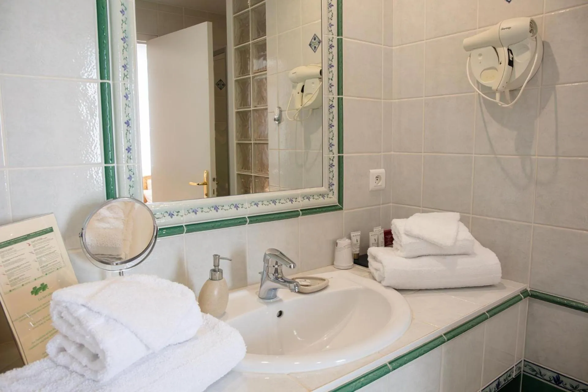 Bathroom in L'Aubinière Hôtel Restaurant & Spa