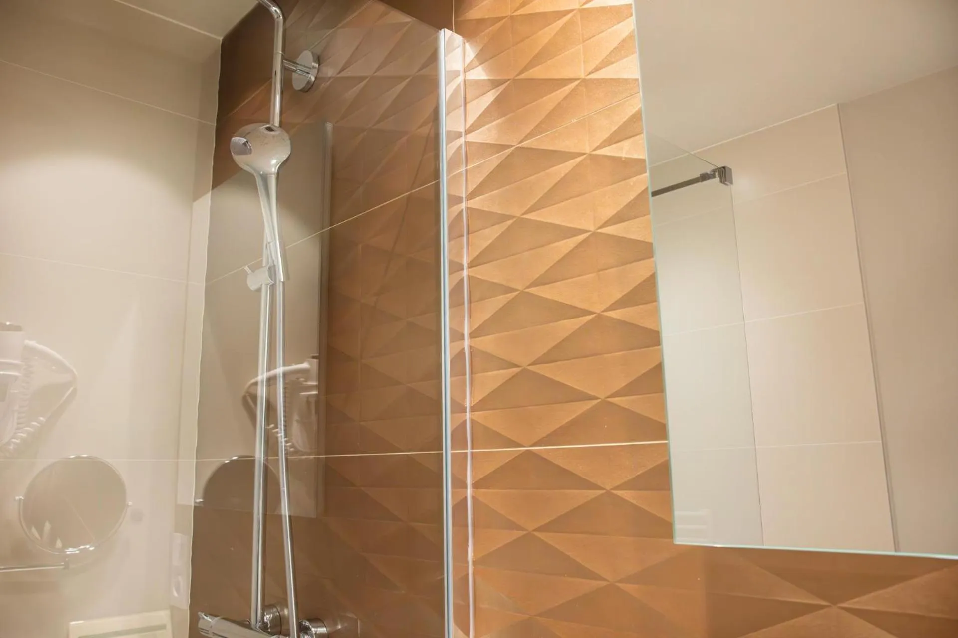 Shower in L'Aubinière Hôtel Restaurant & Spa