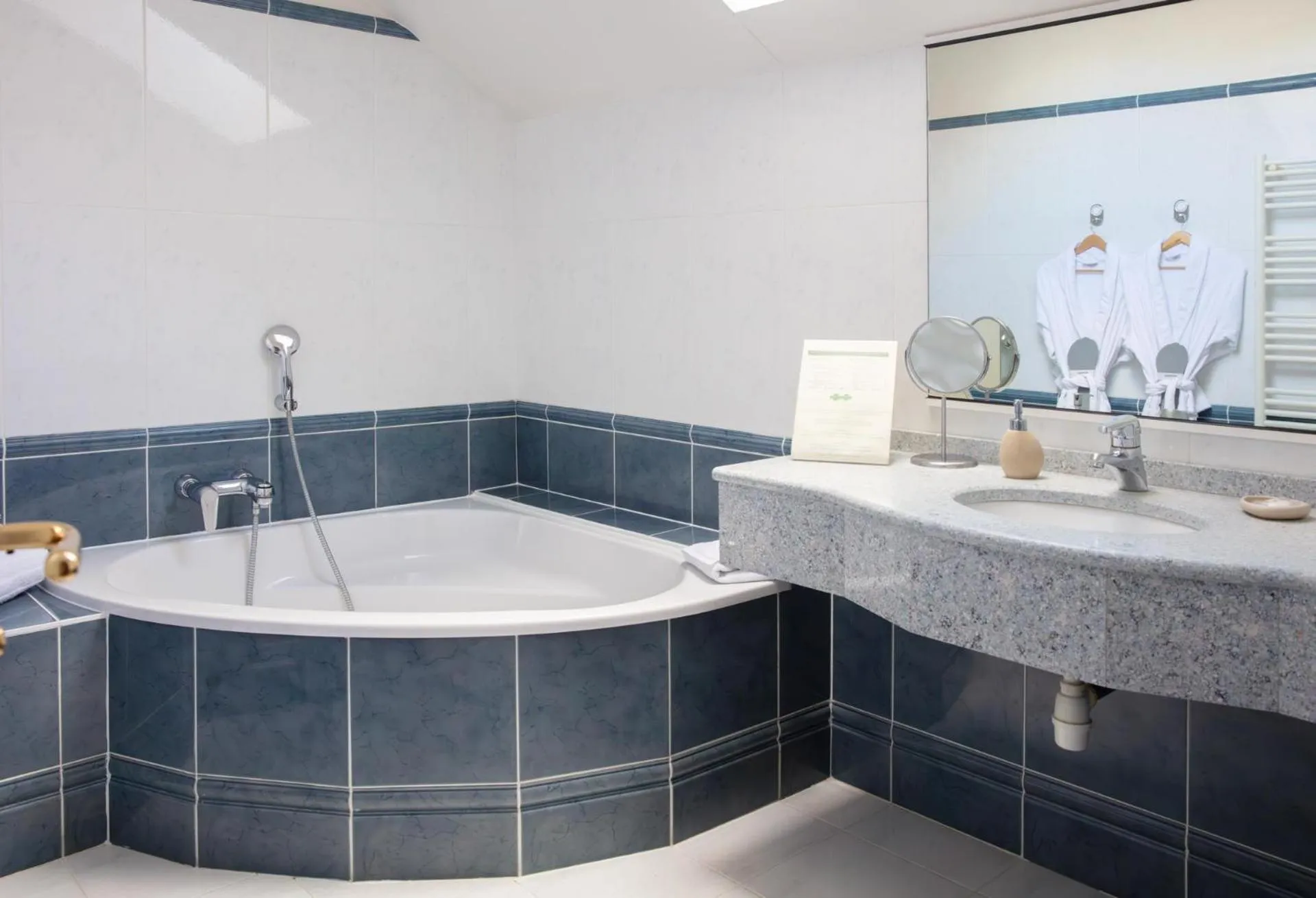 Bathroom in L'Aubinière Hôtel Restaurant & Spa