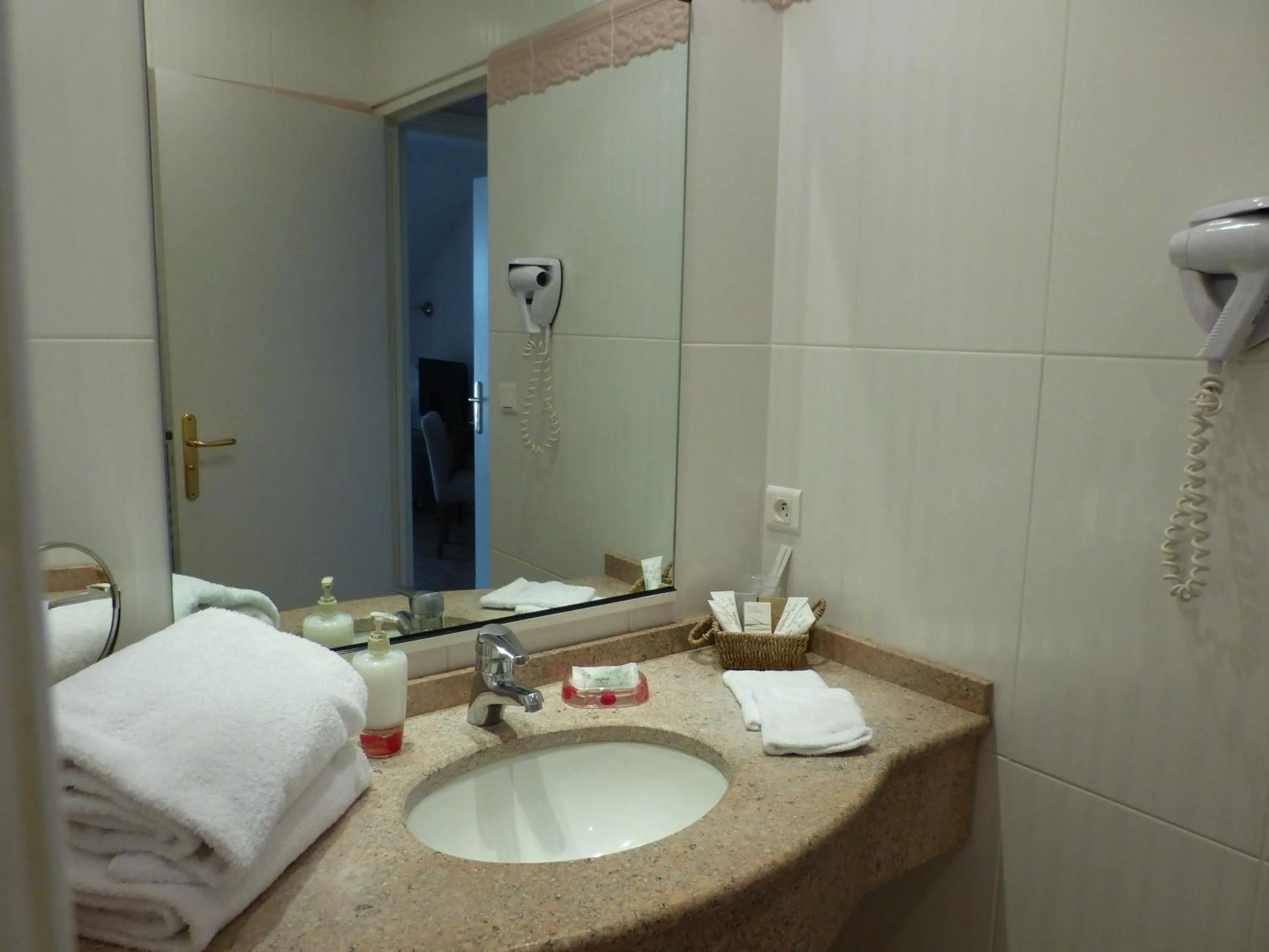 Bathroom in L'Aubinière Hôtel Restaurant & Spa