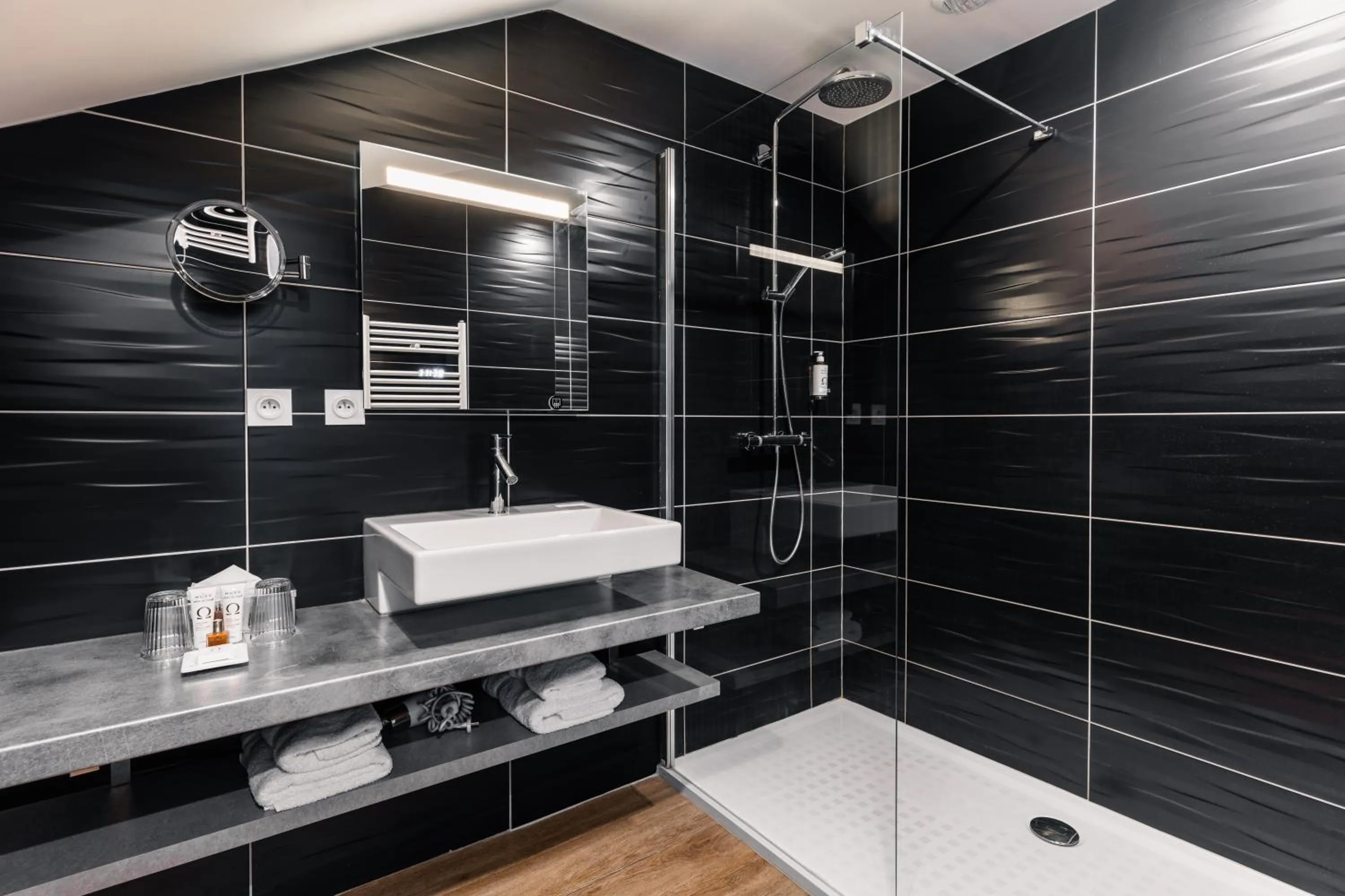 Shower in Hostellerie de la Pointe Saint-Mathieu - SPA & Restaurant