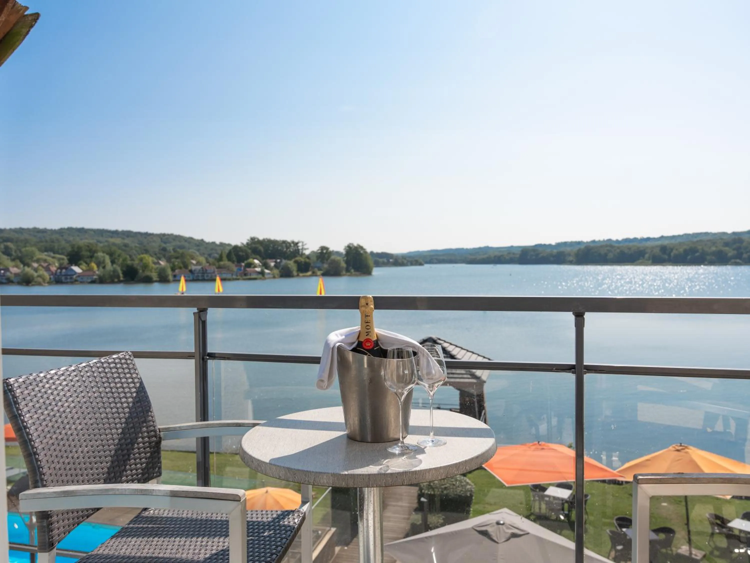 Balcony/Terrace in Hôtel du Golf de l'Ailette, The Originals Relais