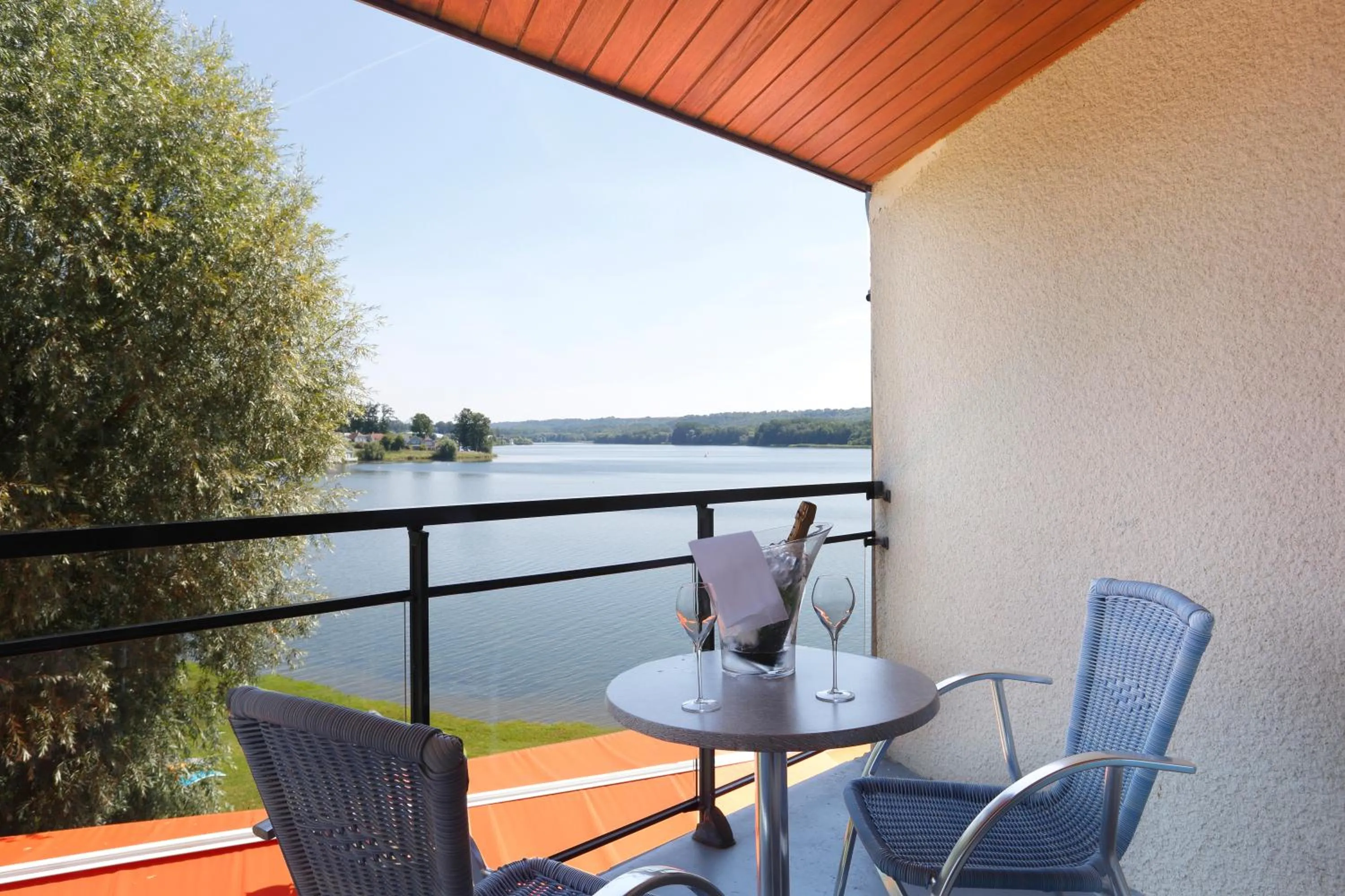 Balcony/Terrace in Hôtel du Golf de l'Ailette, The Originals Relais