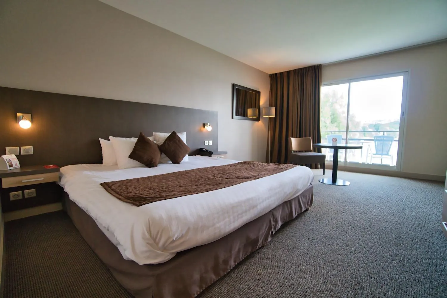 Photo of the whole room, Bed in Hôtel du Golf de l'Ailette, The Originals Relais