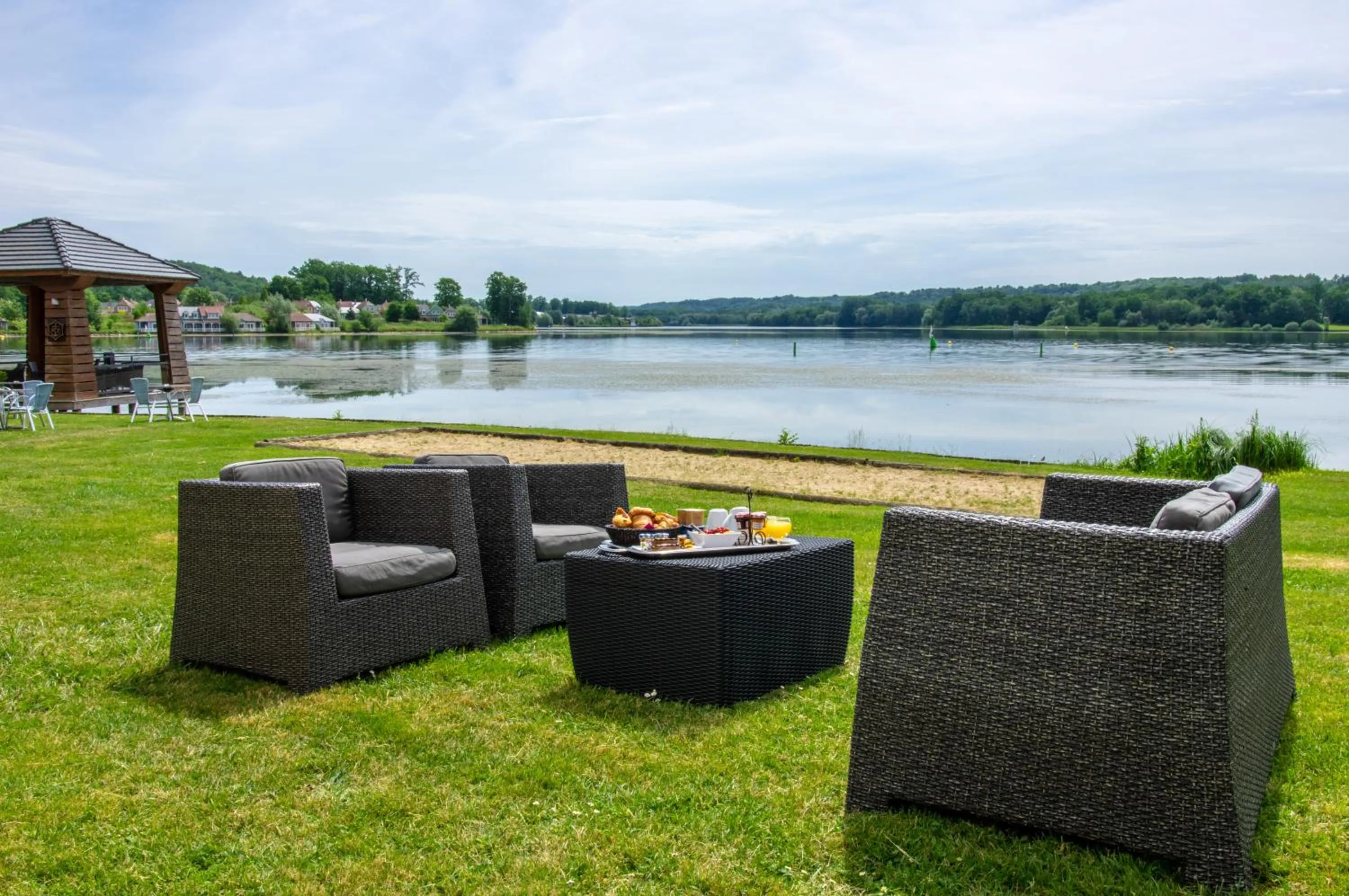 Garden in Hôtel du Golf de l'Ailette, The Originals Relais