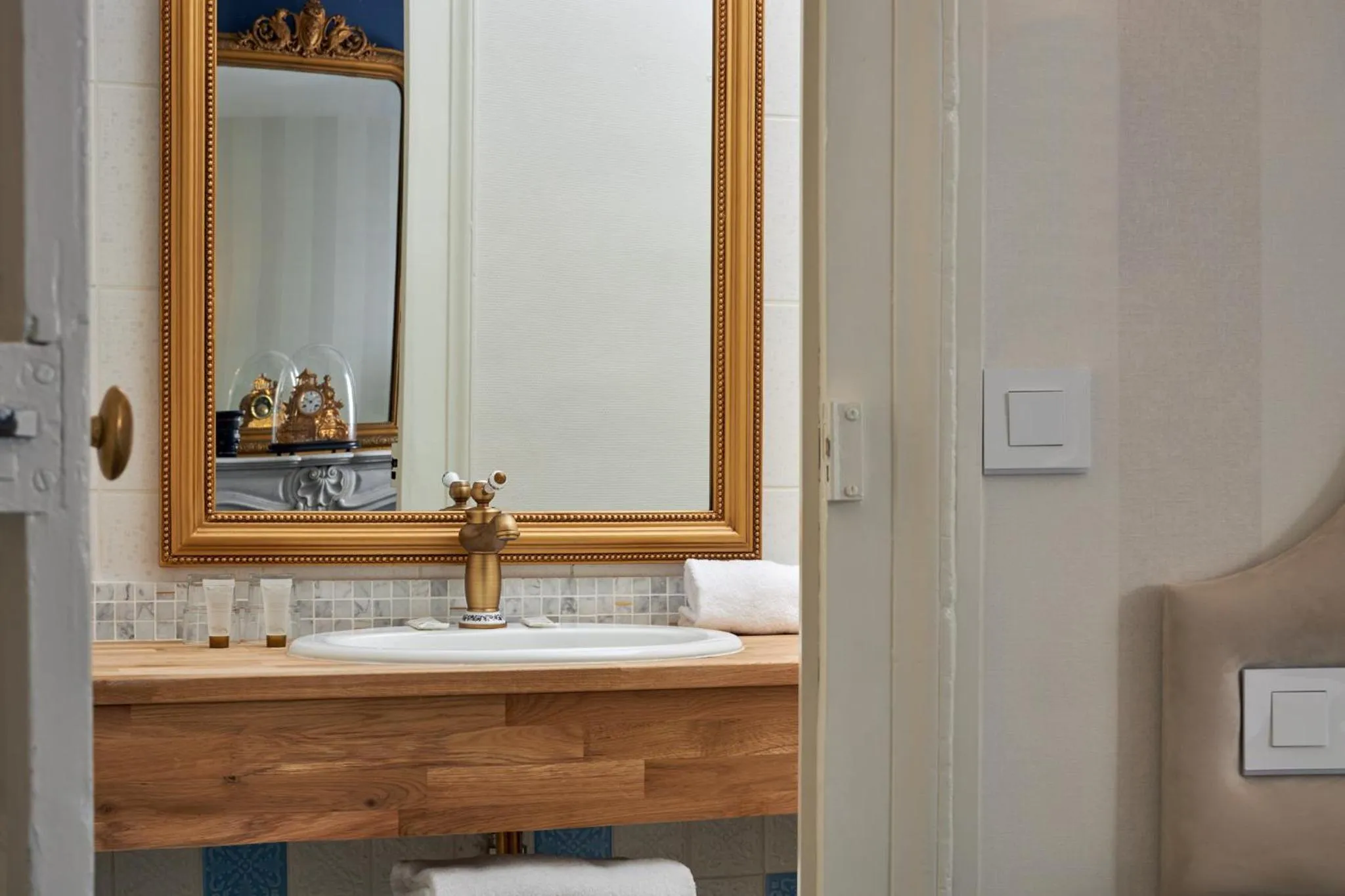 Bathroom in Hôtel De France Et De Guise - 1891