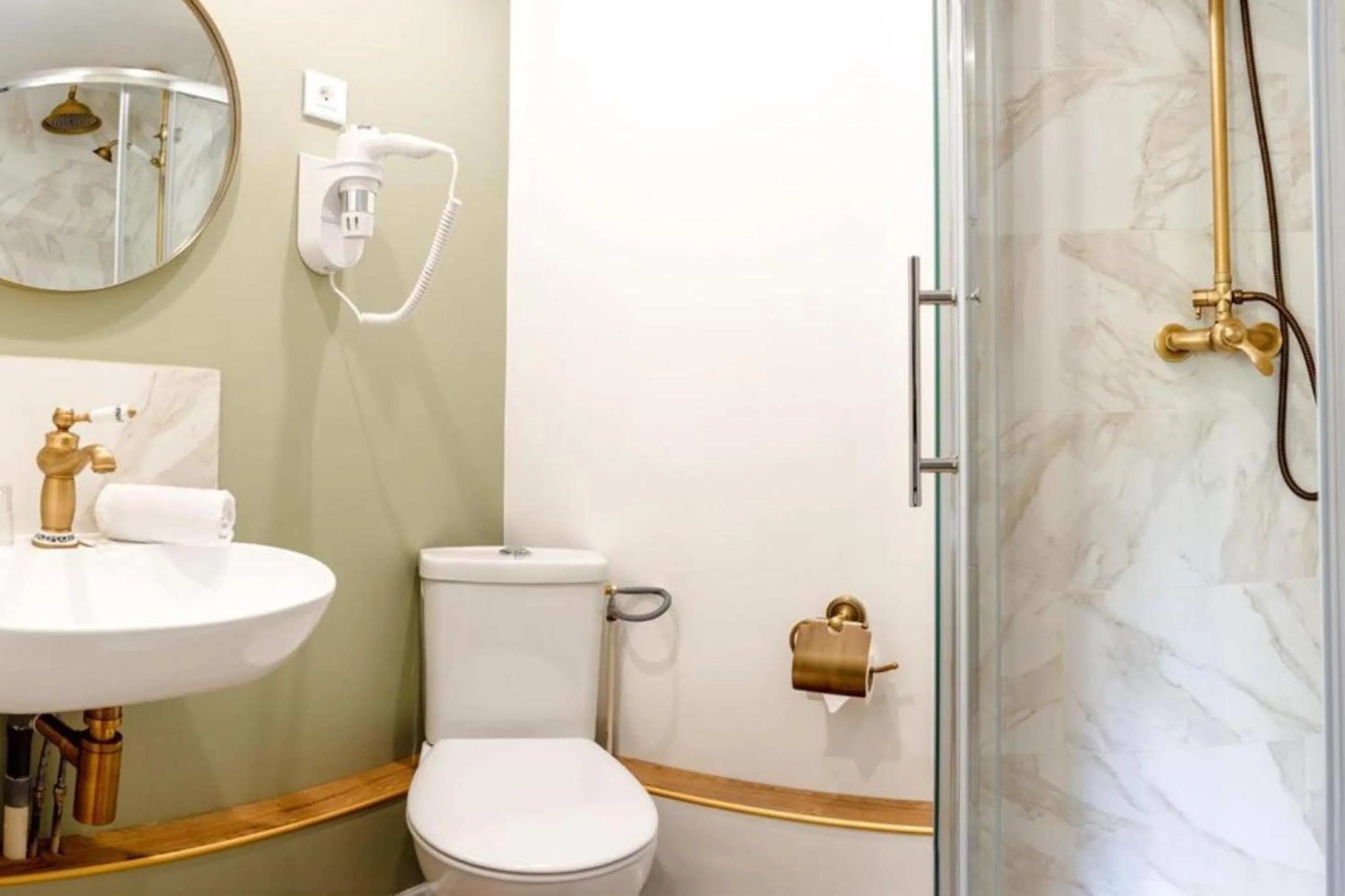 Shower in Hôtel De France Et De Guise - 1891