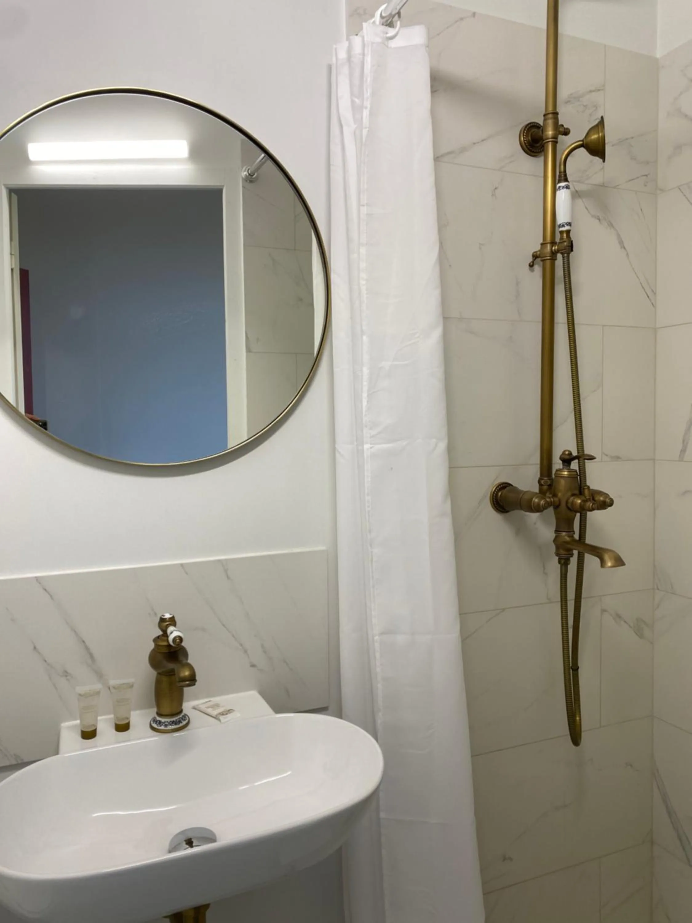 Bathroom in Hôtel De France Et De Guise - 1891