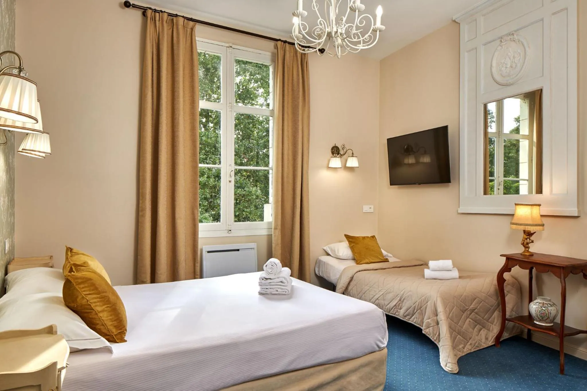 Bedroom, Bed in Hôtel De France Et De Guise - 1891