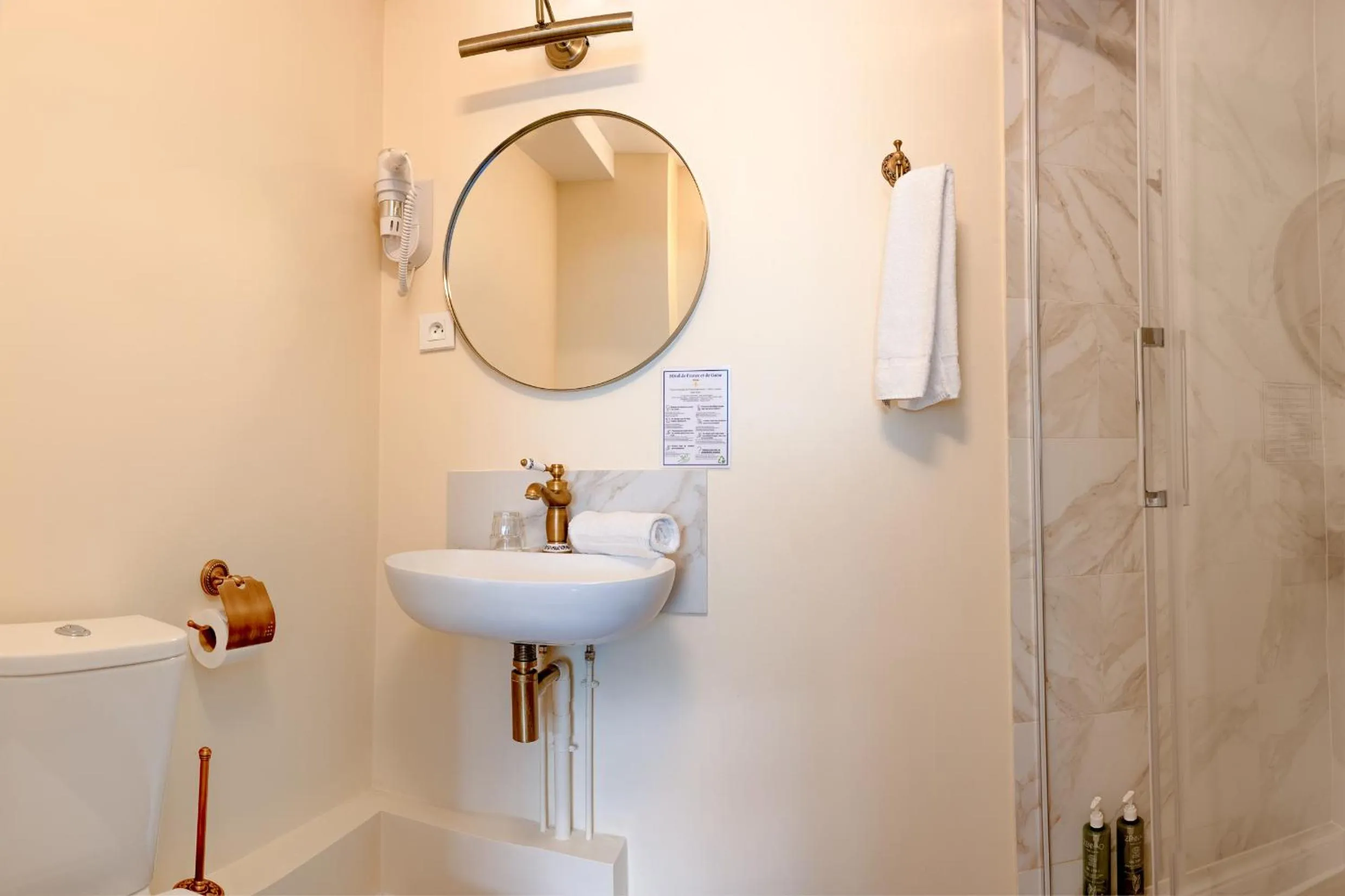 Bathroom in Hôtel De France Et De Guise - 1891