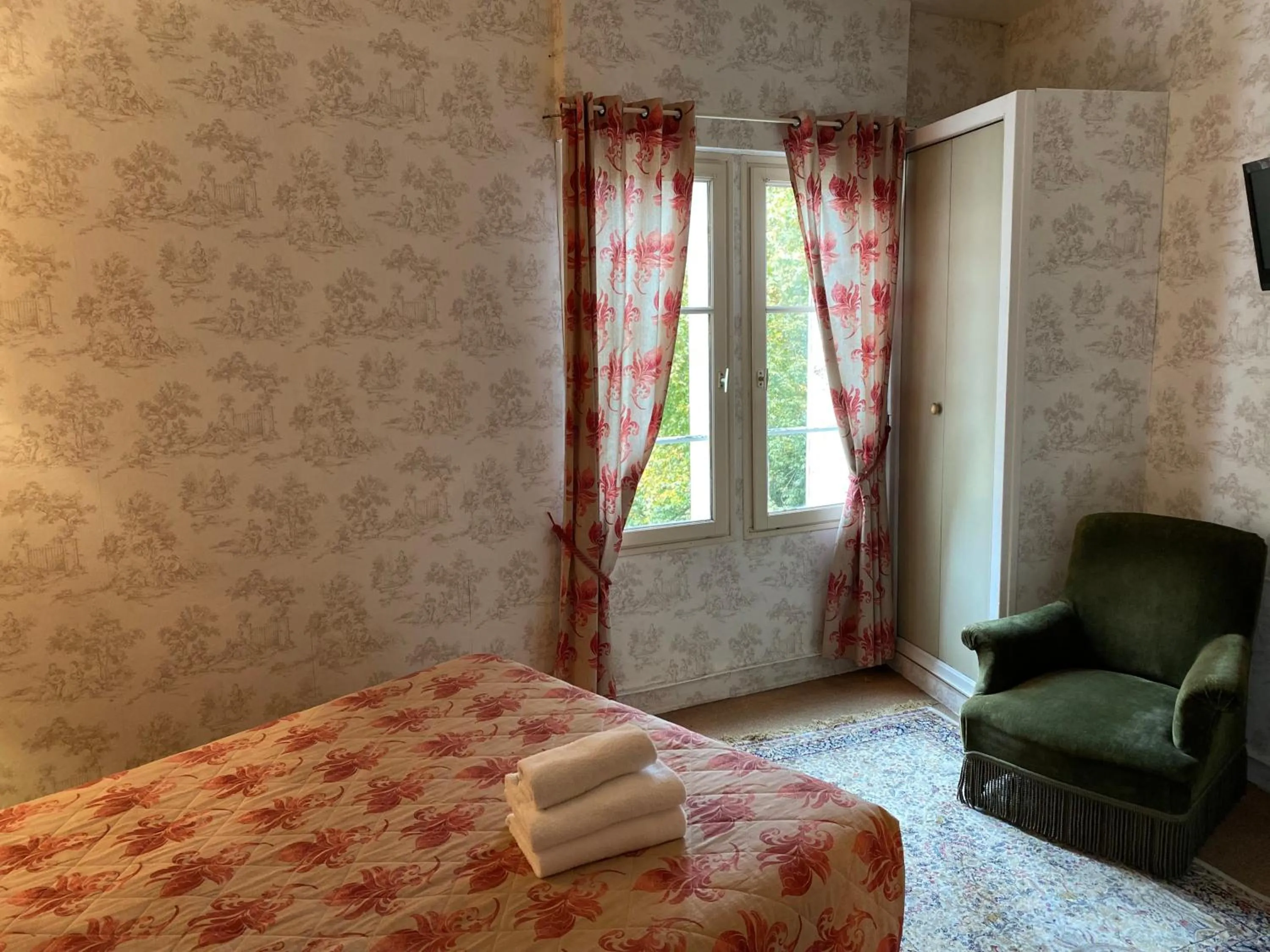 Photo of the whole room, Bed in Hôtel De France Et De Guise - 1891