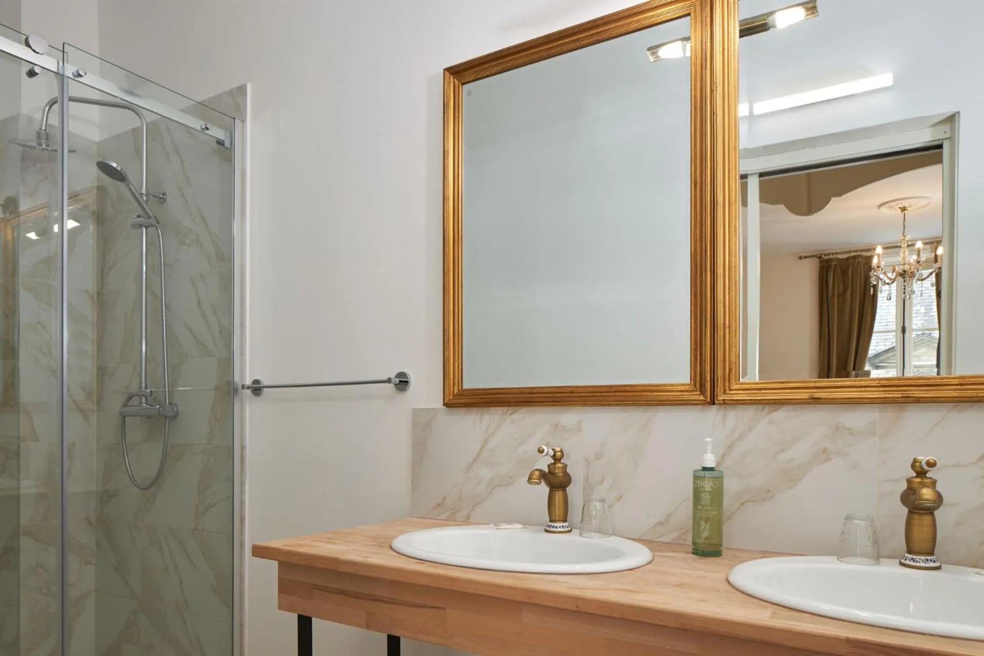 Shower in Hôtel De France Et De Guise - 1891