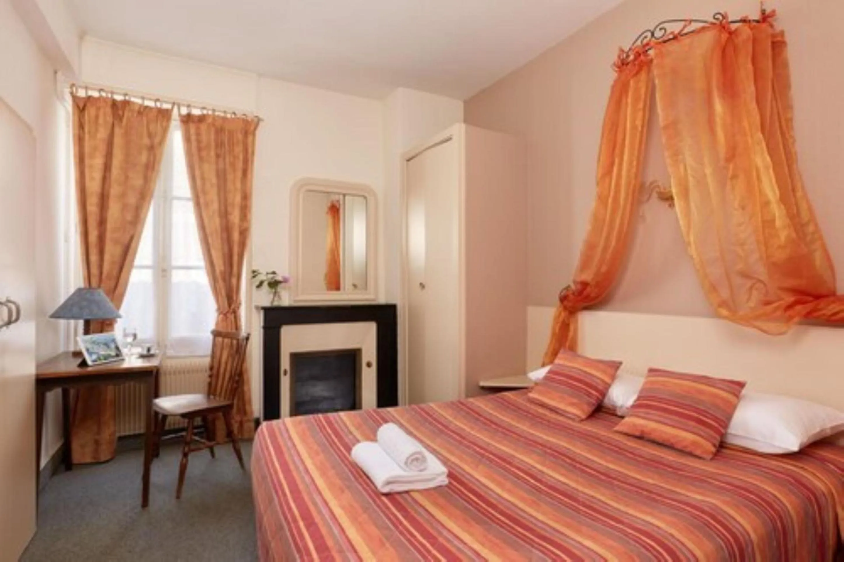 Photo of the whole room, Bed in Hôtel De France Et De Guise - 1891