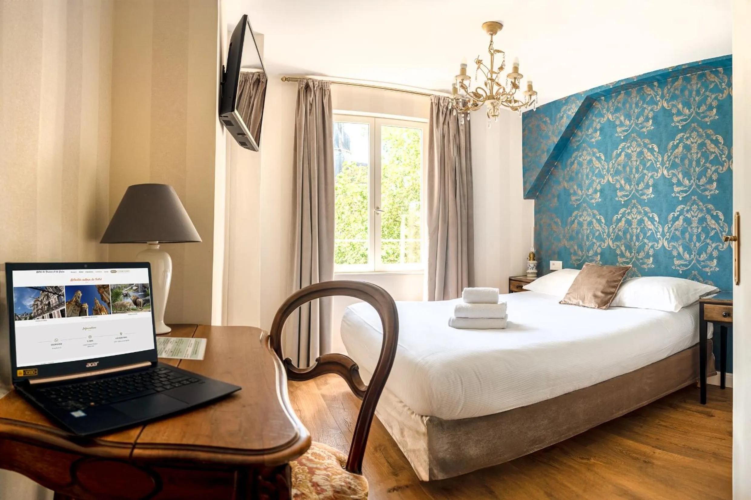 Photo of the whole room, Bed in Hôtel De France Et De Guise - 1891