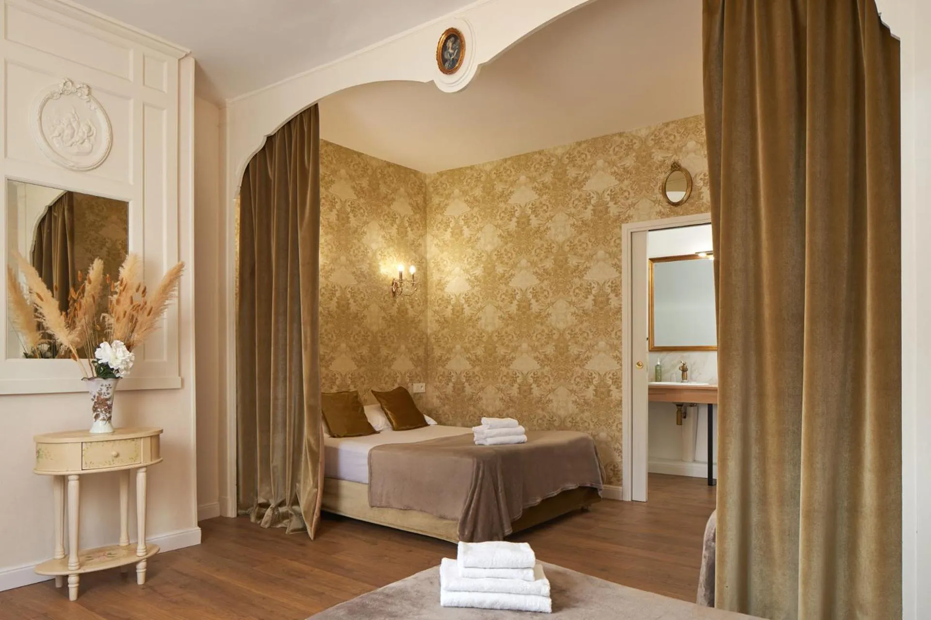 Photo of the whole room, Bed in Hôtel De France Et De Guise - 1891