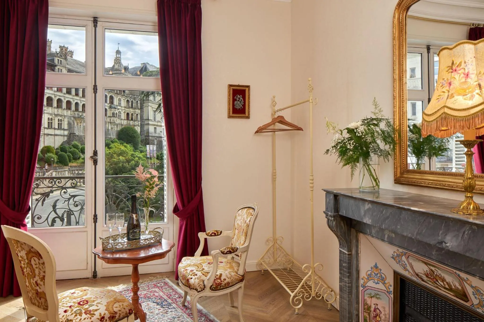 Seating area in Hôtel De France Et De Guise - 1891
