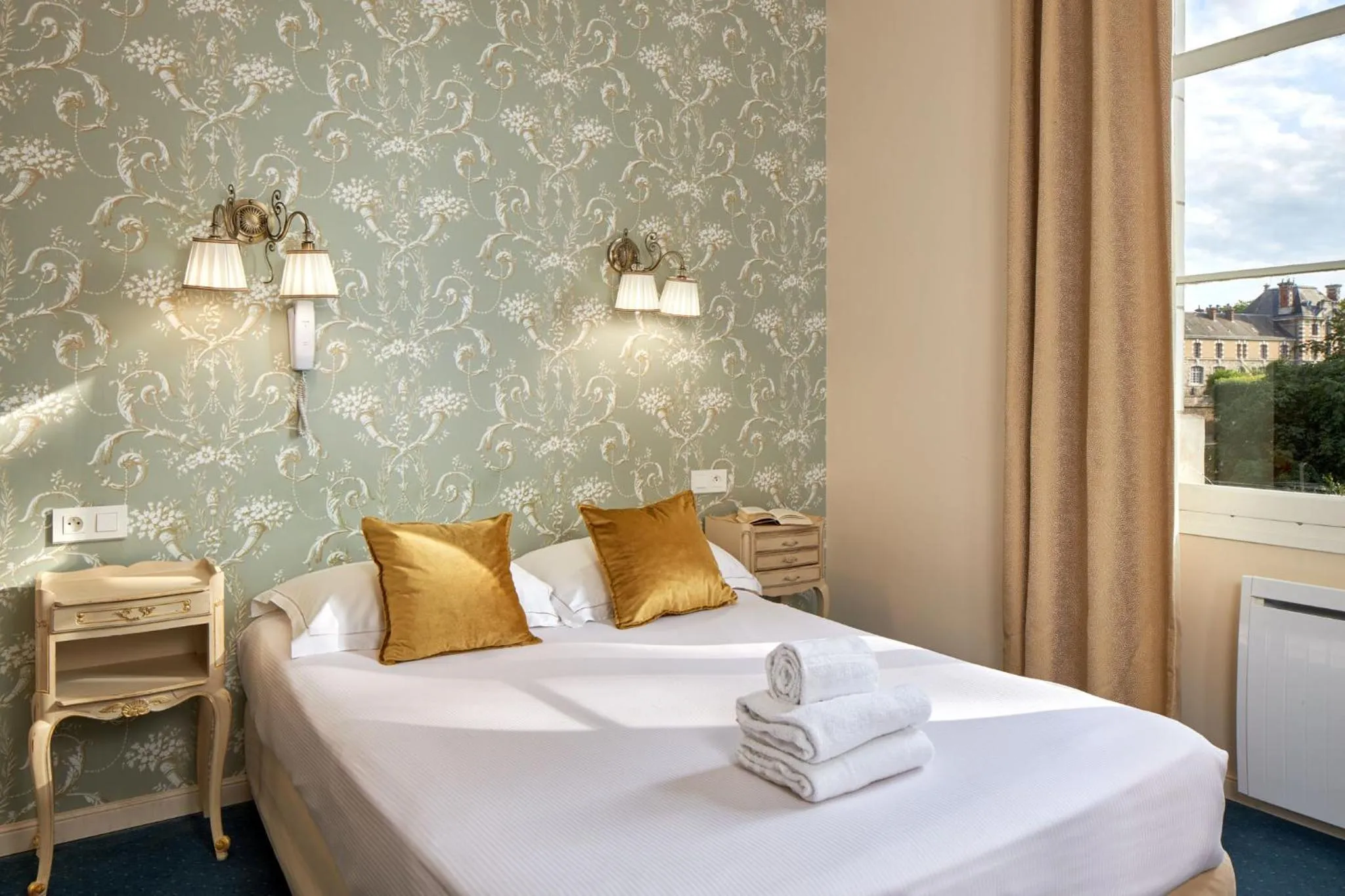 Bedroom, Bed in Hôtel De France Et De Guise - 1891