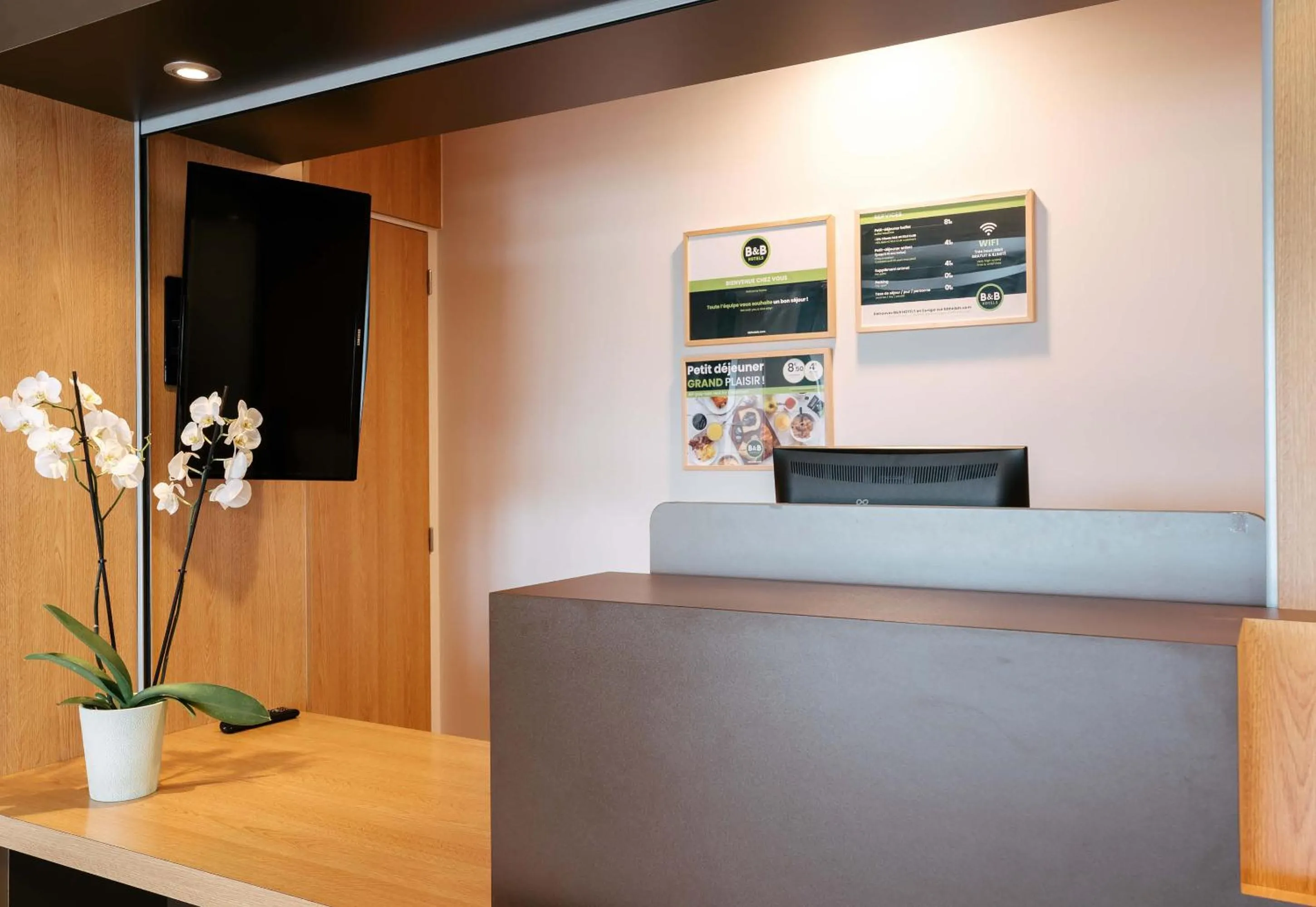 Lobby or reception in B&B HOTEL Auray Carnac