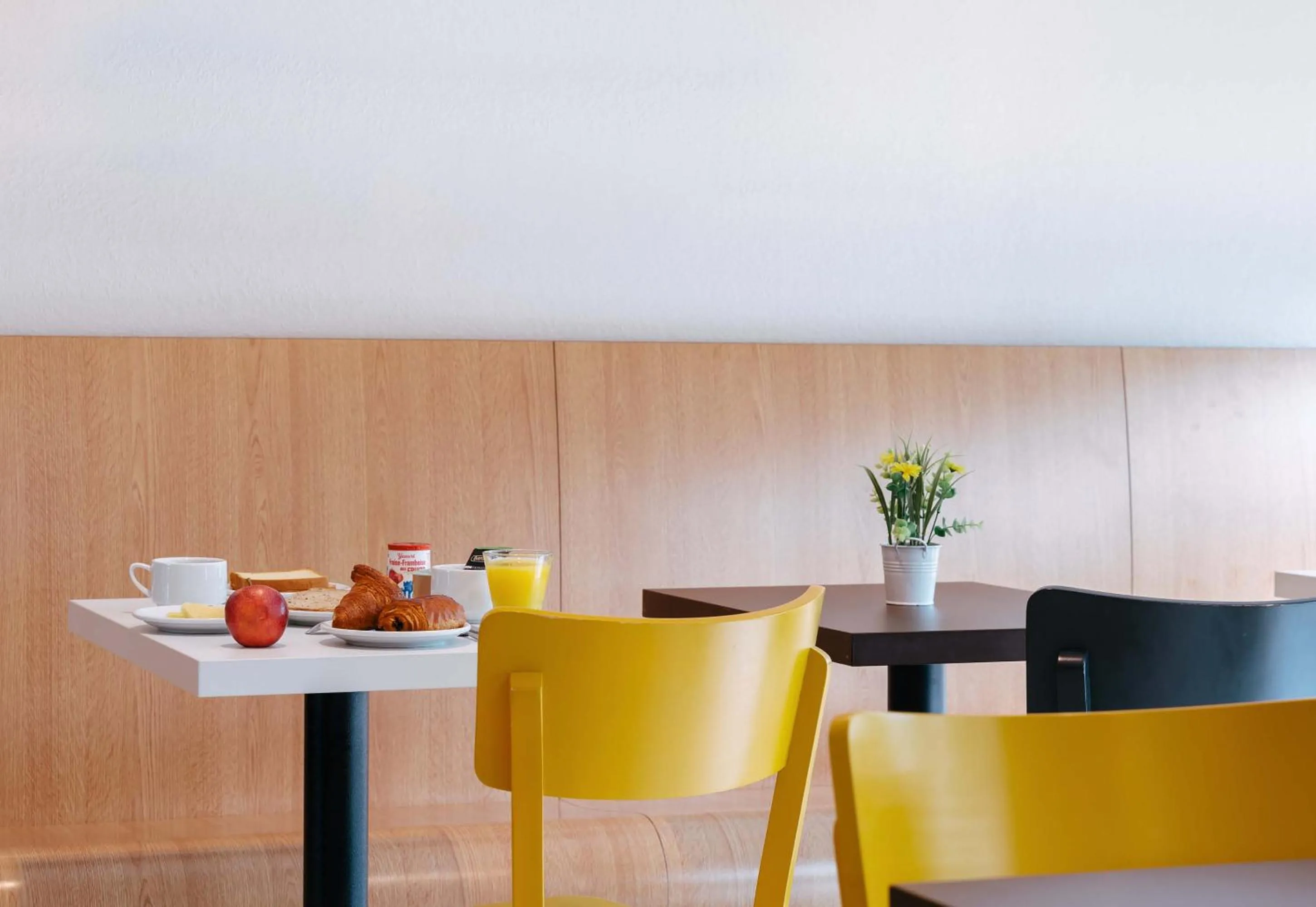 Restaurant/places to eat in B&B HOTEL Auray Carnac