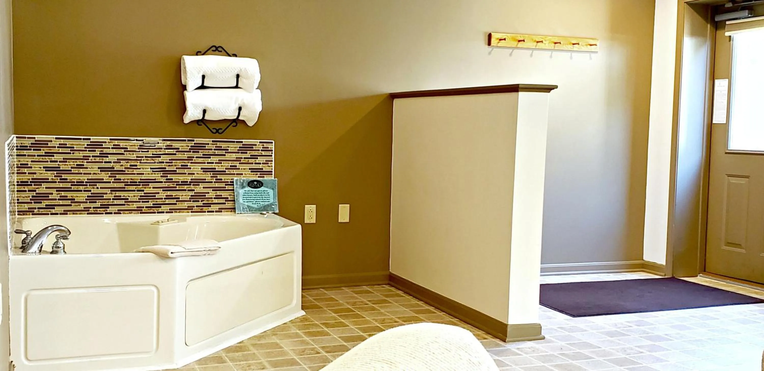 Hot Tub, Bed in Lodging on the Square