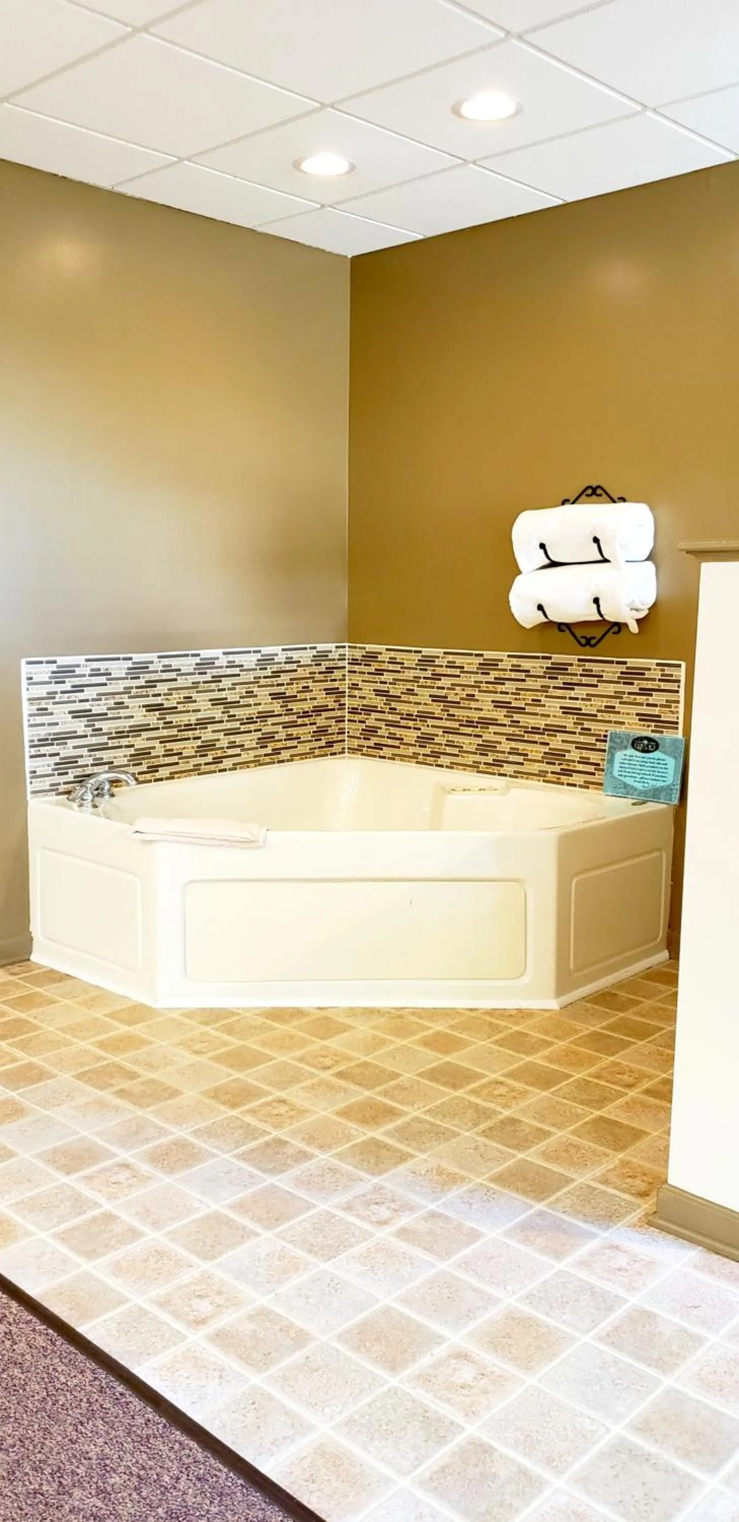 Hot Tub in Lodging on the Square