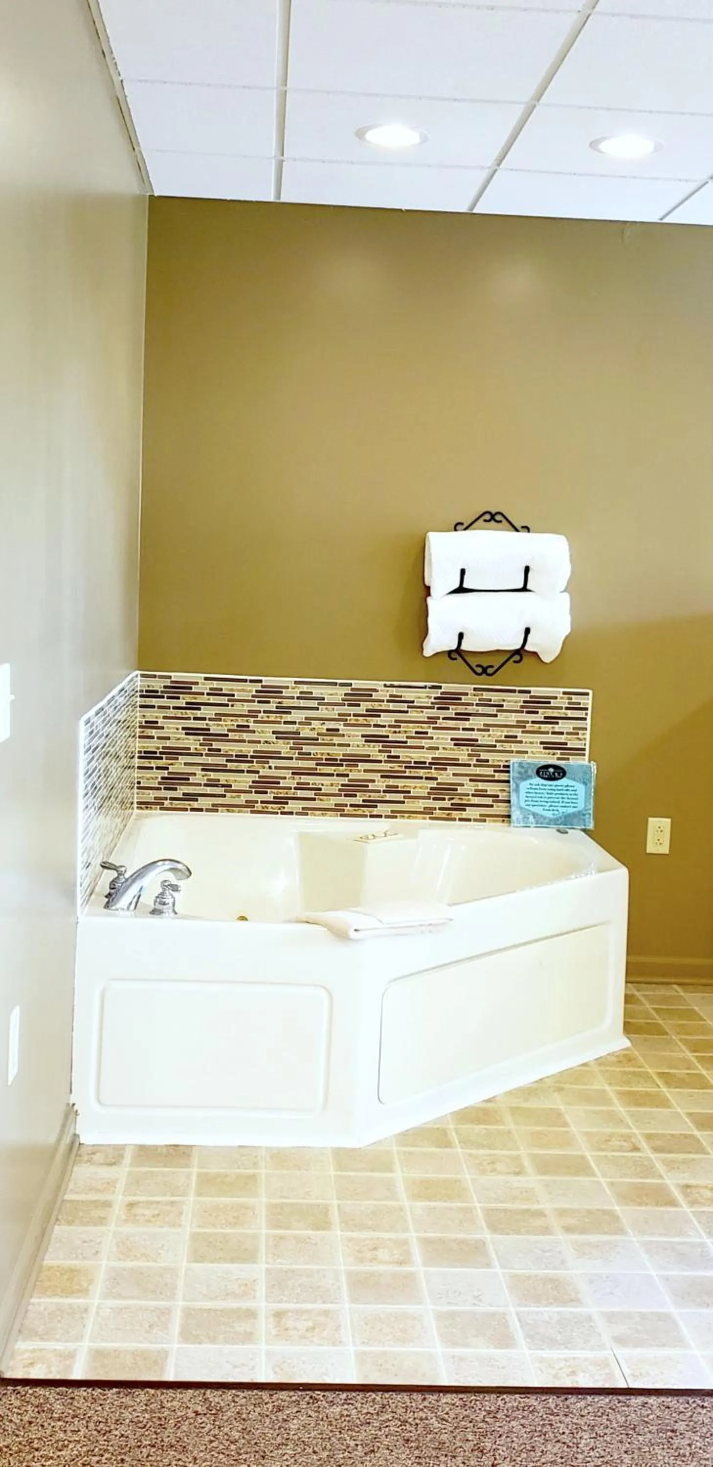 Hot Tub, Bed in Lodging on the Square