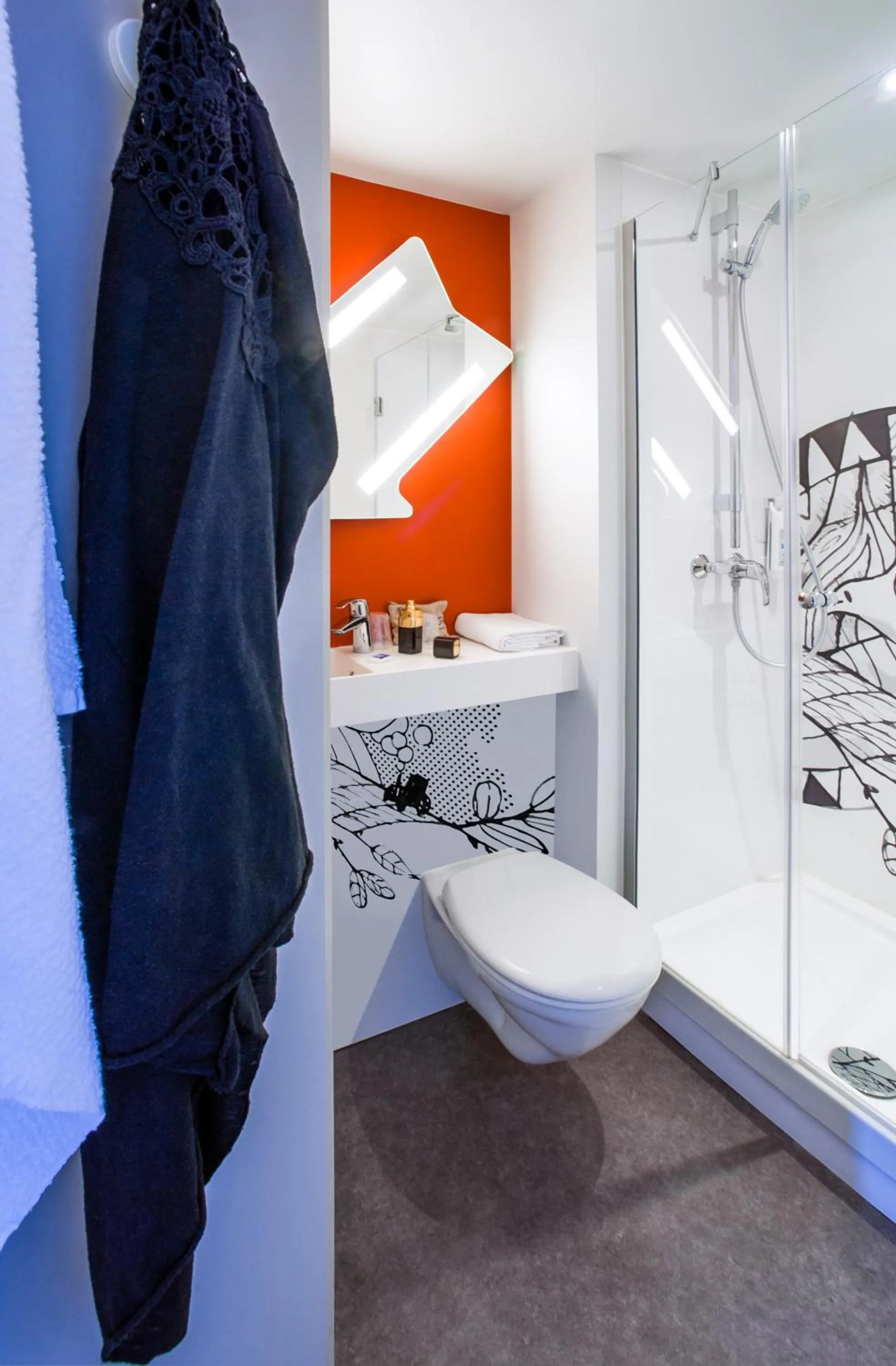Bathroom in ibis budget Nuits Saint Georges