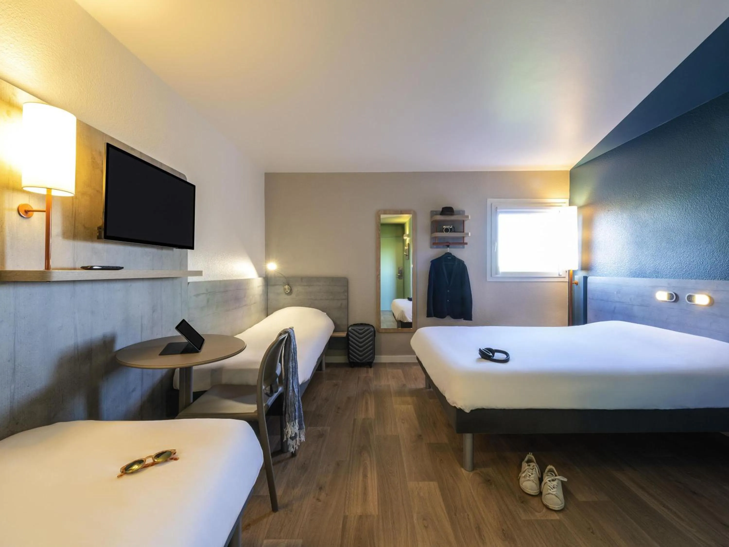 Bedroom, Bed in ibis budget Nuits Saint Georges