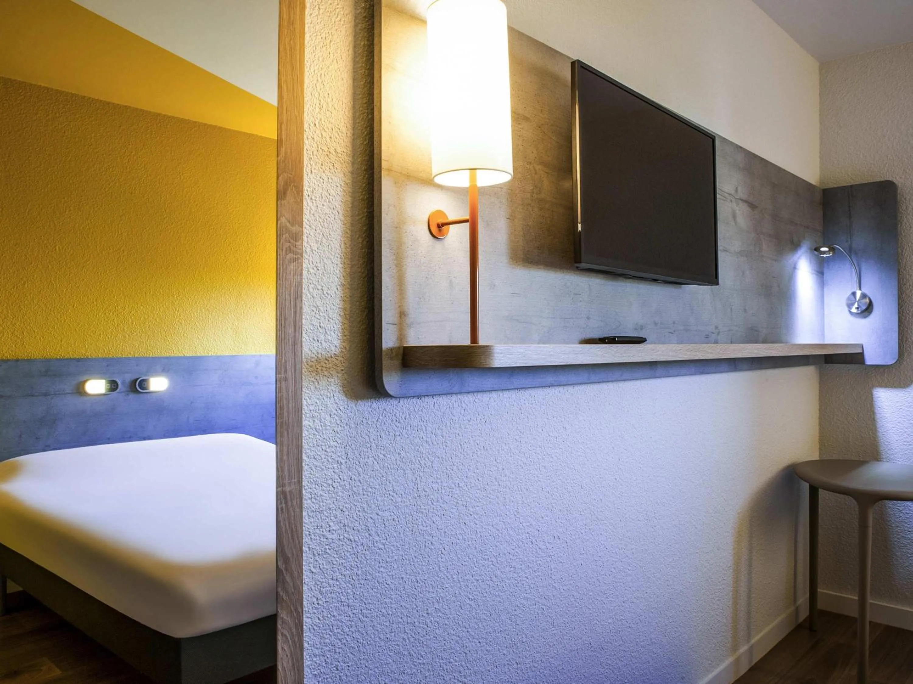Bedroom, Bed in ibis budget Nuits Saint Georges
