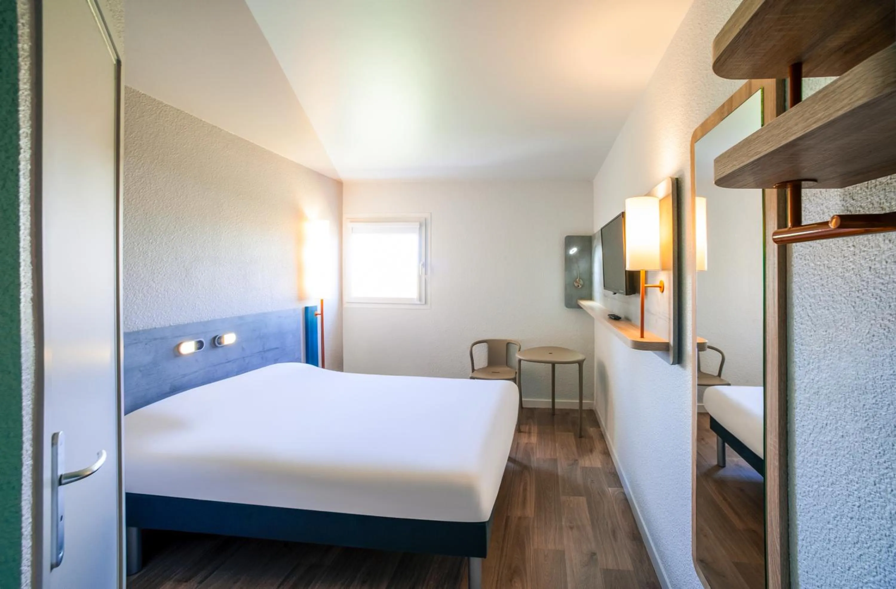 Bedroom, Bed in ibis budget Nuits Saint Georges