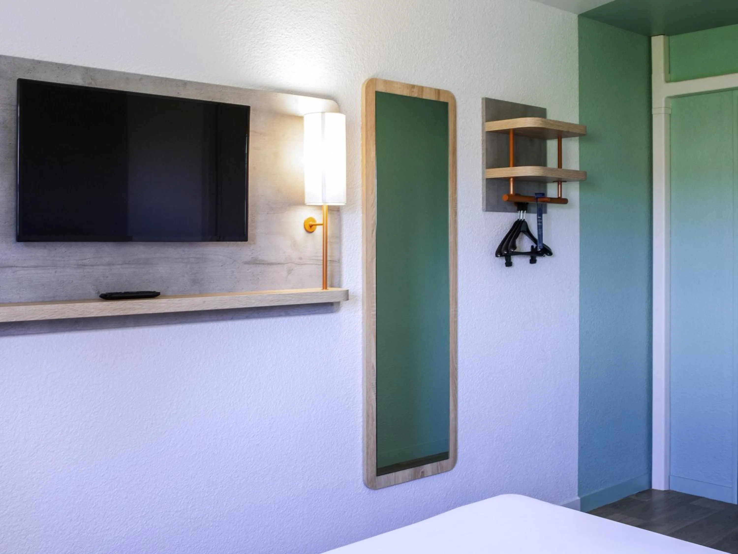 Bedroom, Bed in ibis budget Nuits Saint Georges