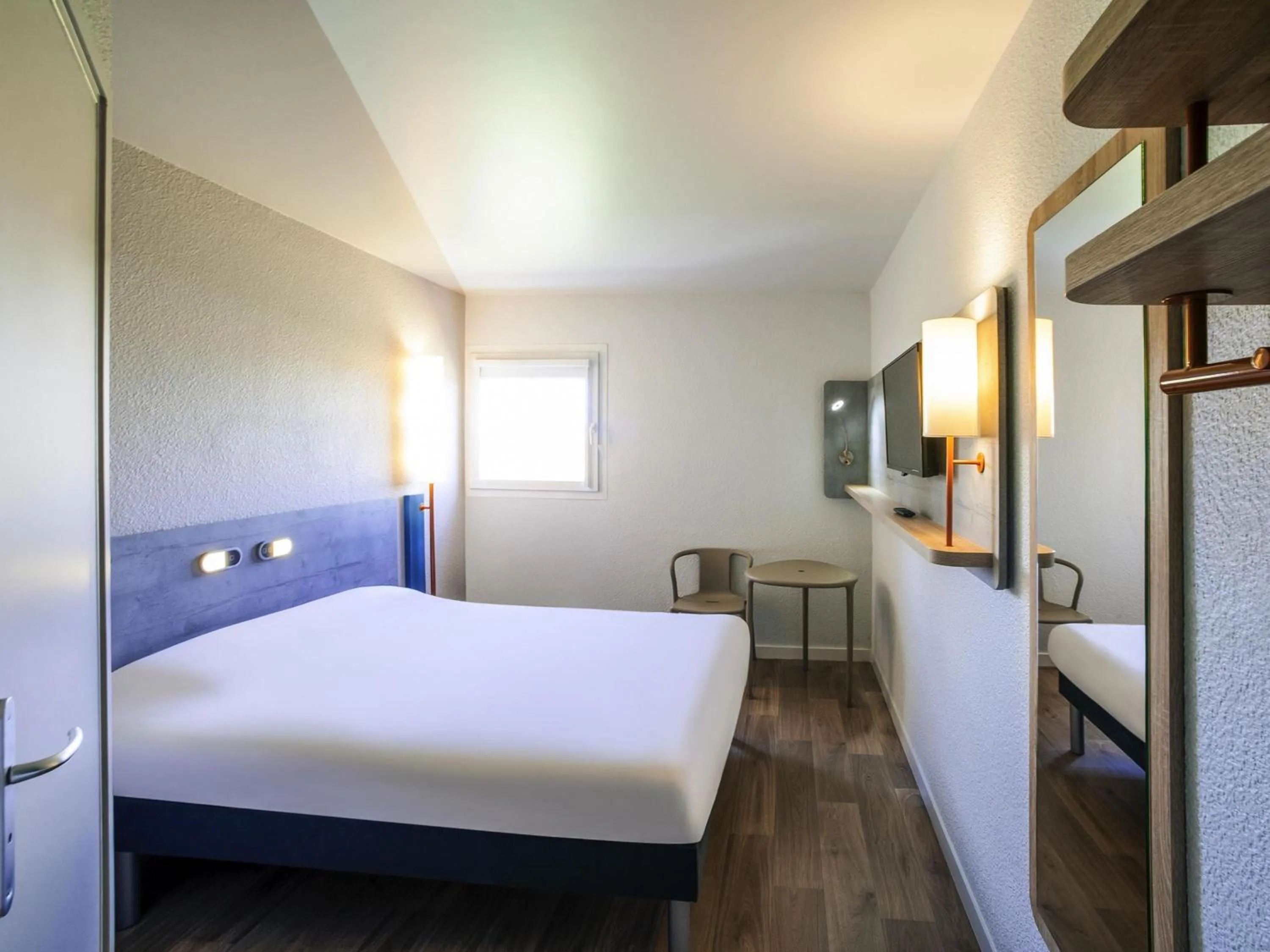 Bedroom, Bed in ibis budget Nuits Saint Georges