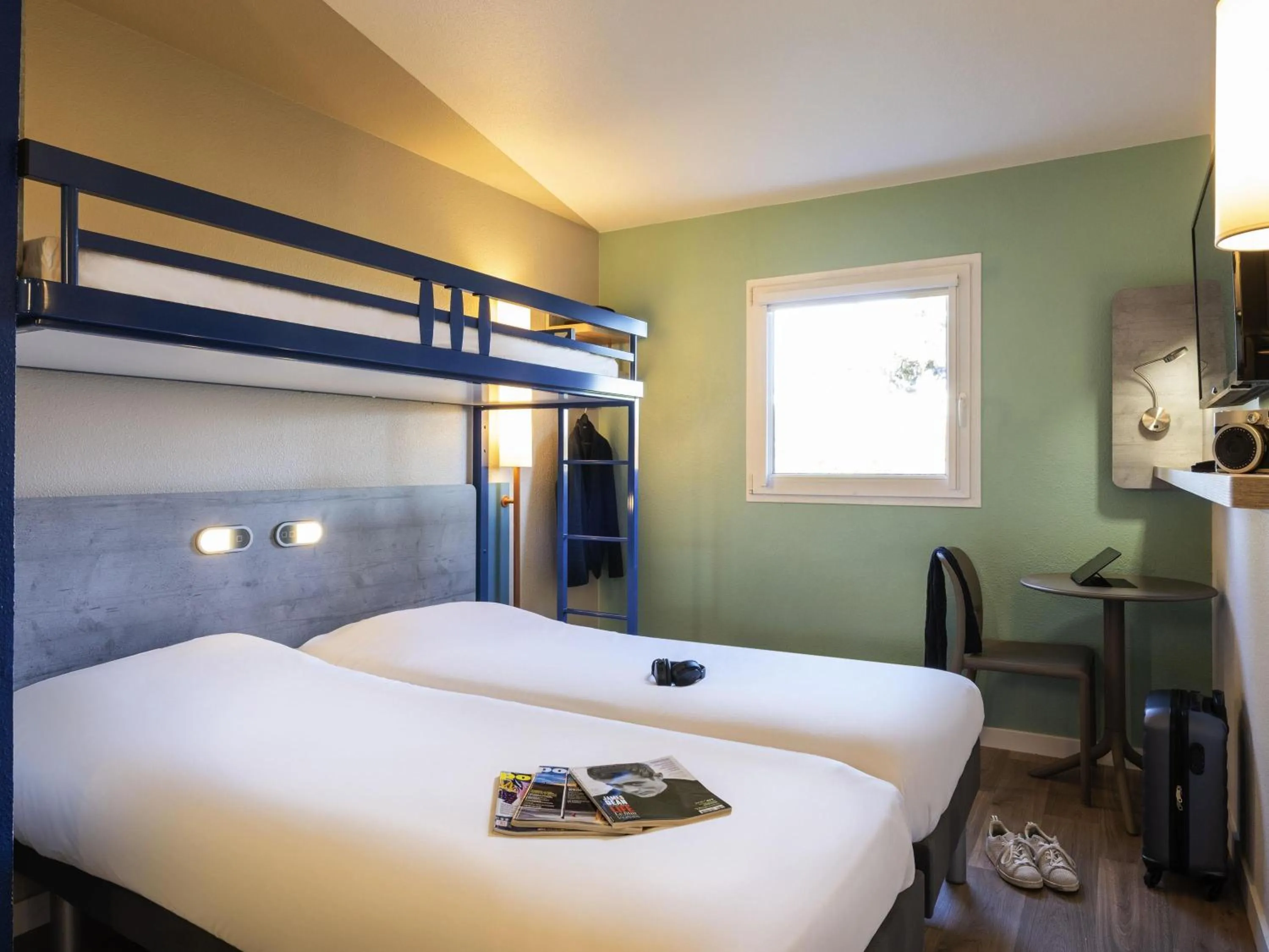 Bedroom, Bed in ibis budget Nuits Saint Georges