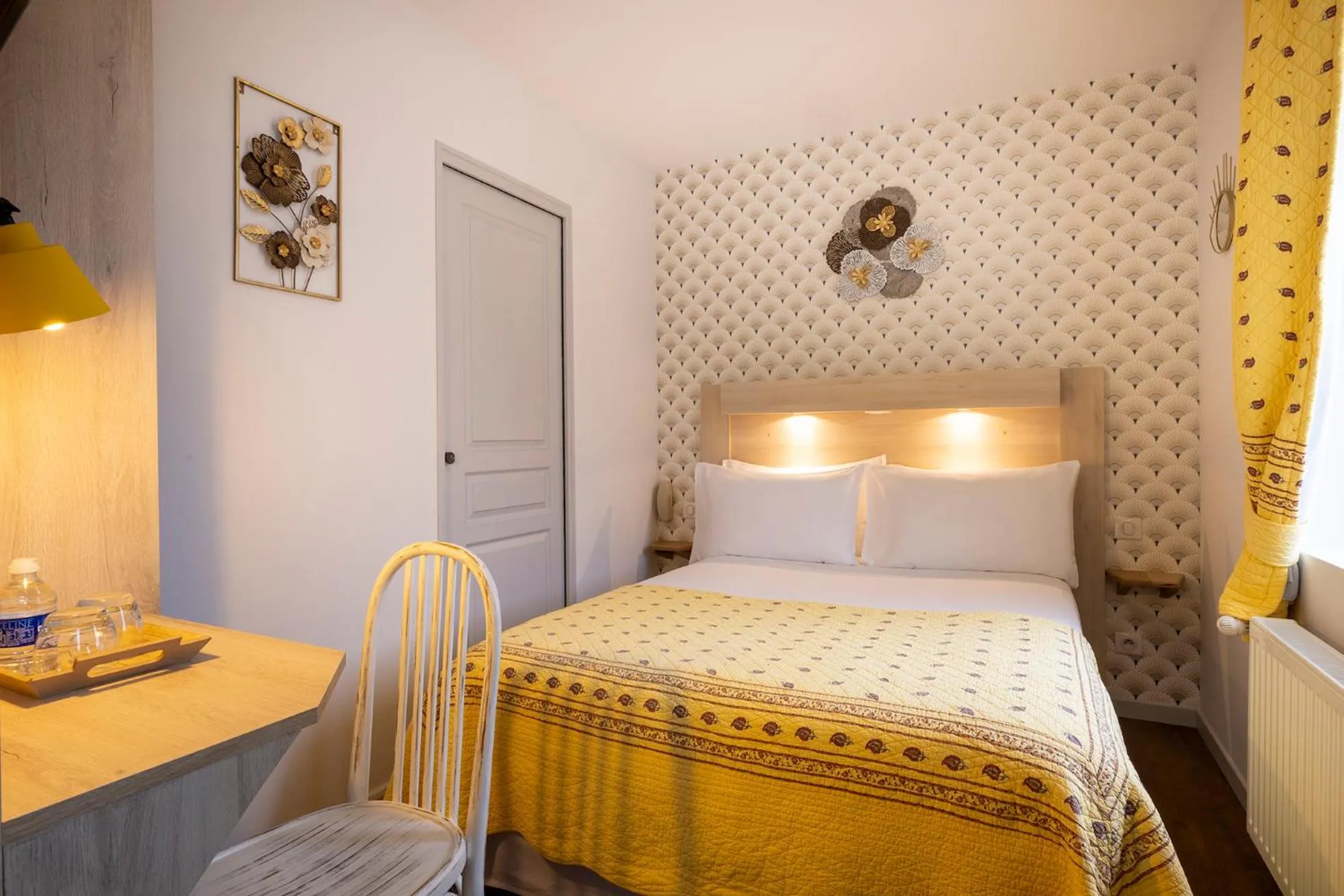 Shower, Bed in Hôtel de Lion sur Mer