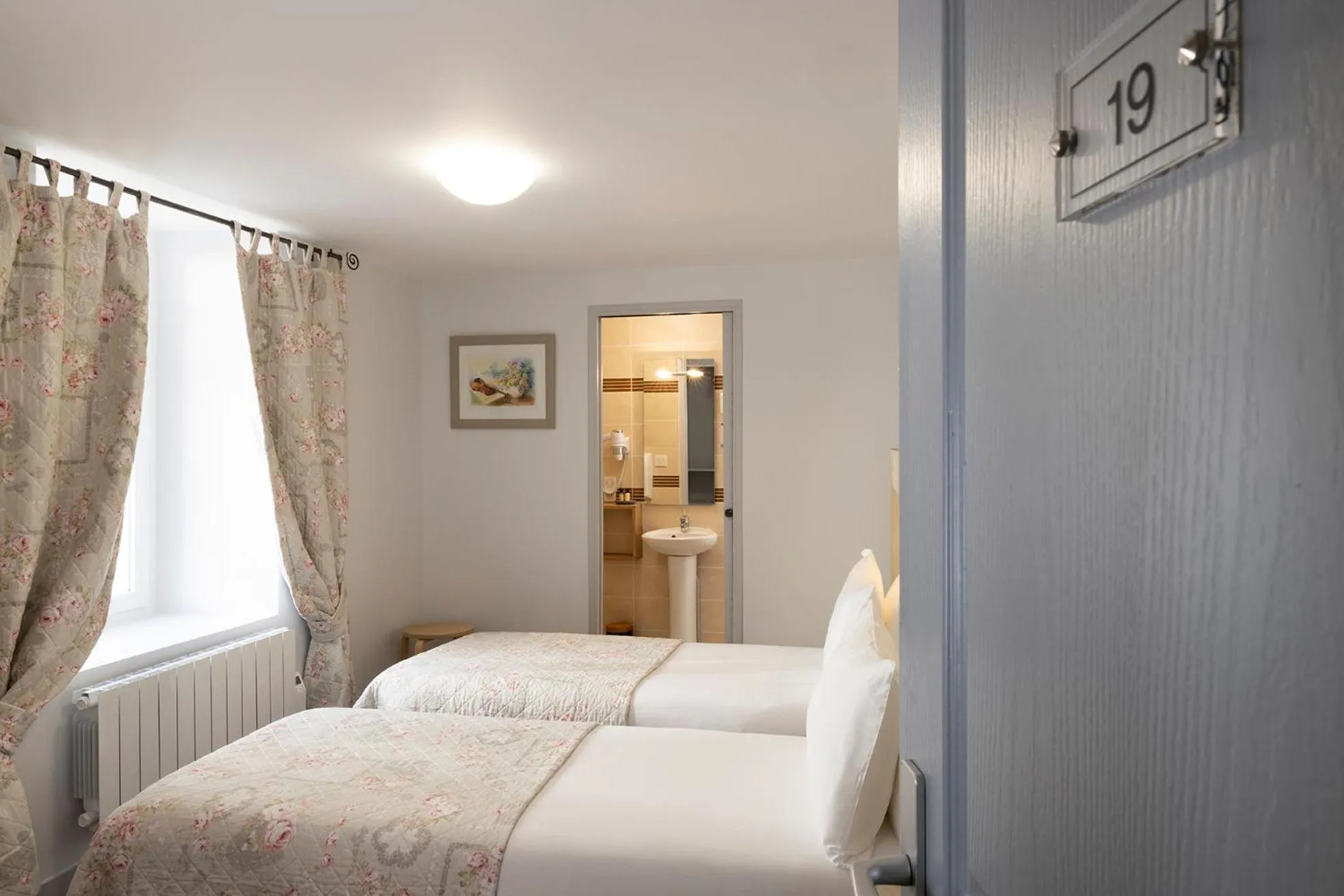 Bed in Hôtel de Lion sur Mer