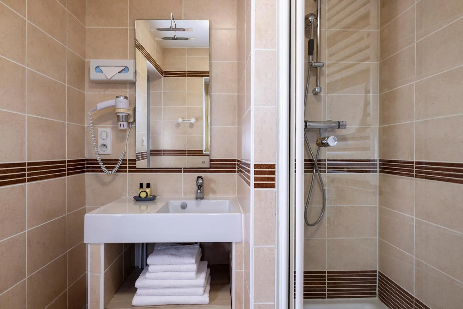 Shower in Hôtel de Lion sur Mer