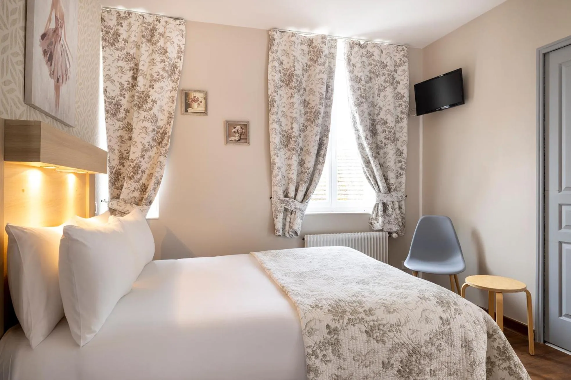 Shower, Bed in Hôtel de Lion sur Mer