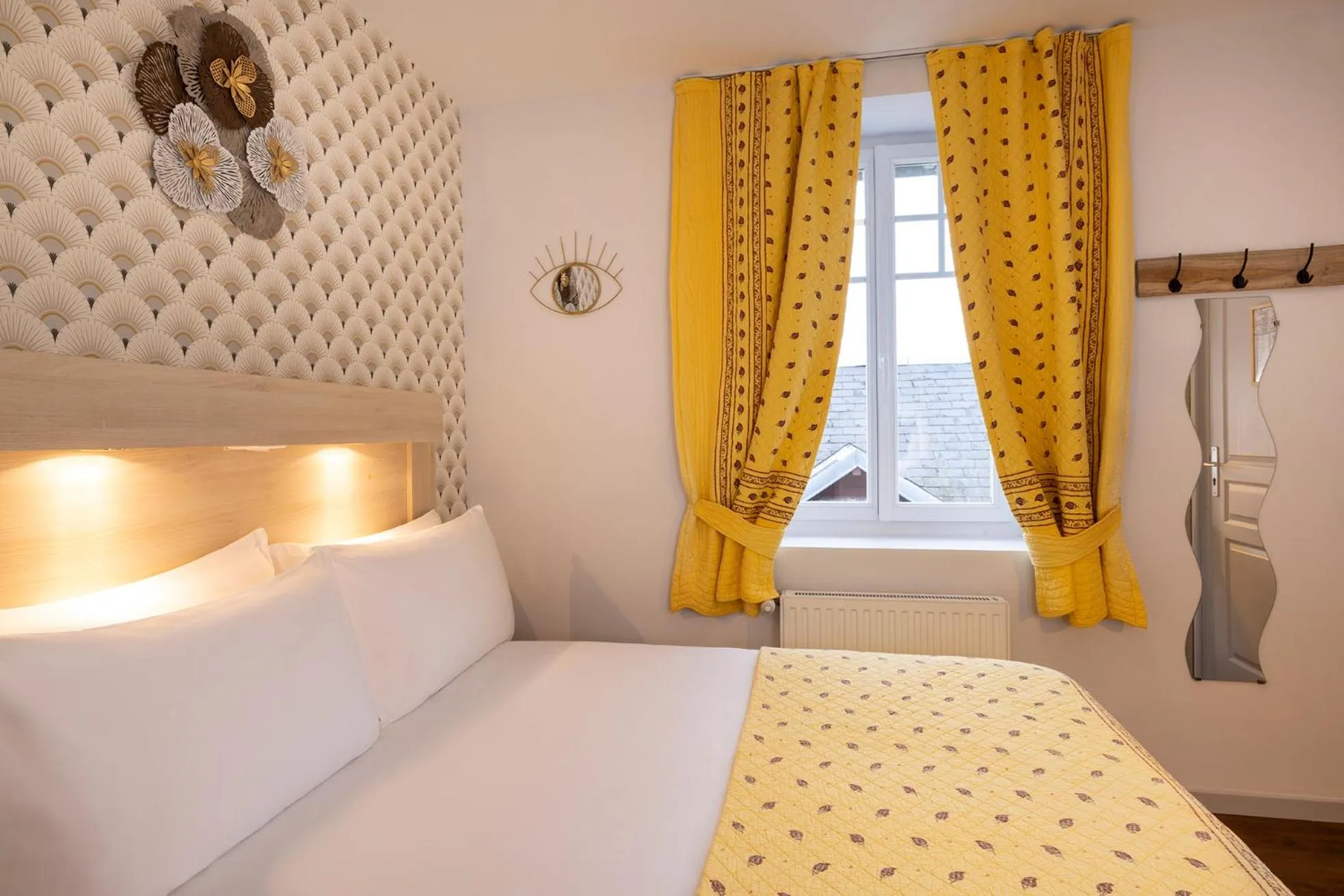 Shower, Bed in Hôtel de Lion sur Mer