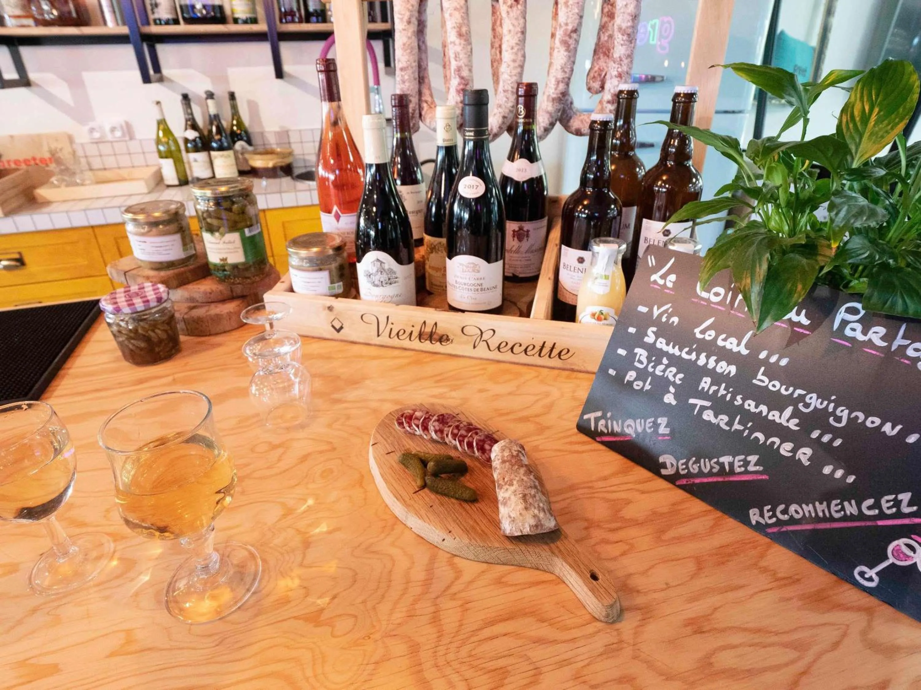 Lounge or bar in greet Hotel Beaune