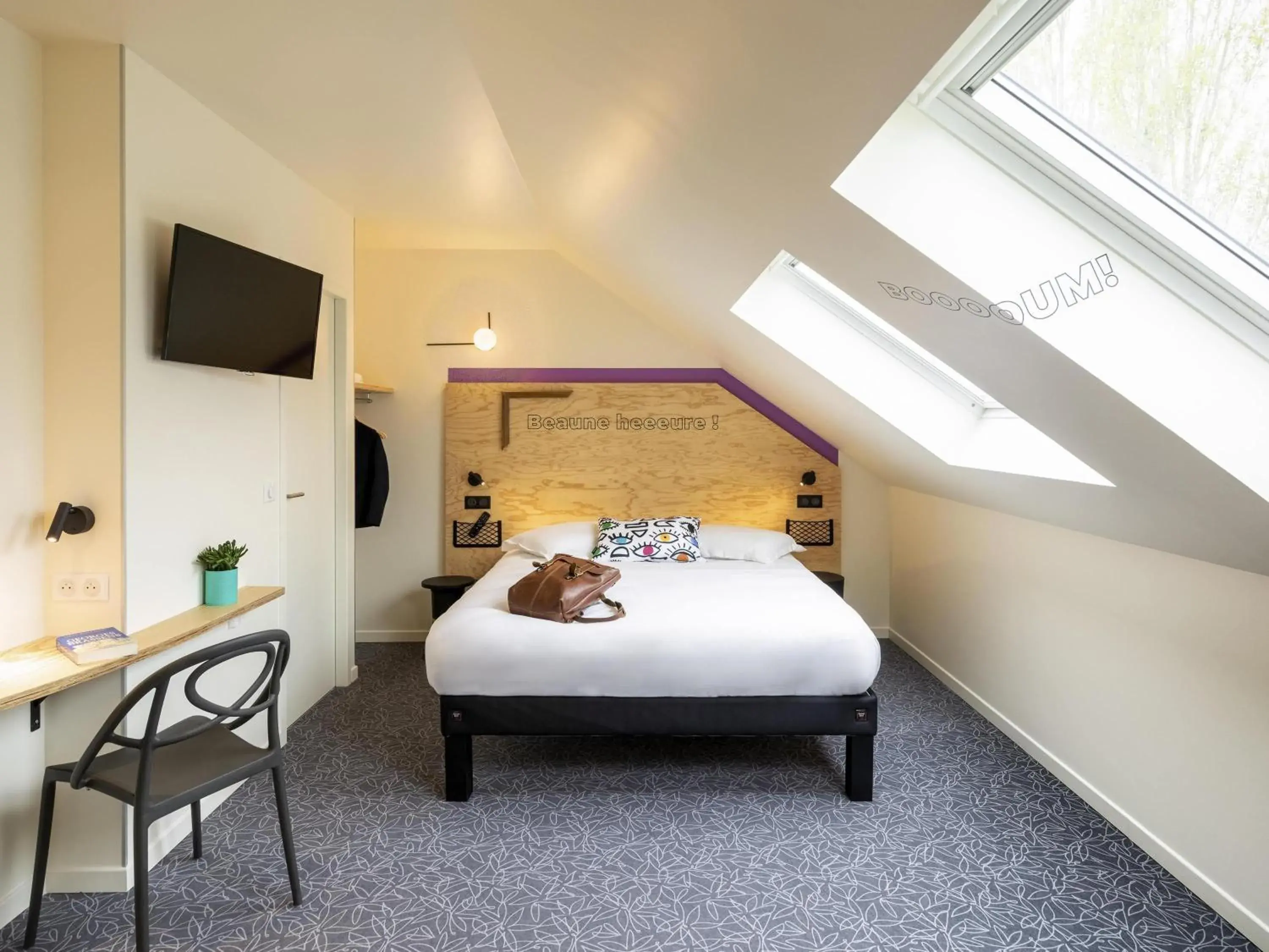 Family Room in greet Hotel Beaune Family Room in greet Hotel Beaune