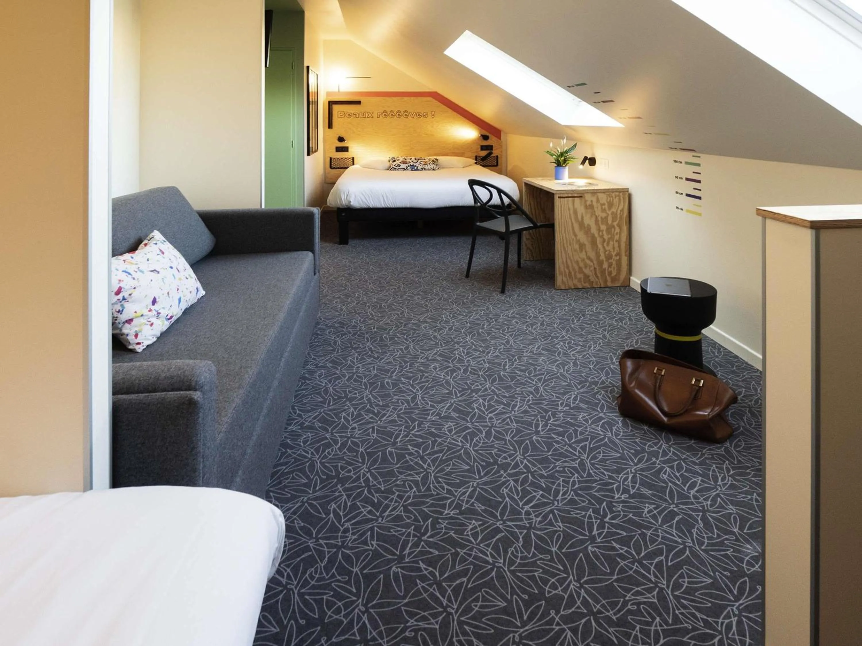 Bedroom, Bed in greet Hotel Beaune