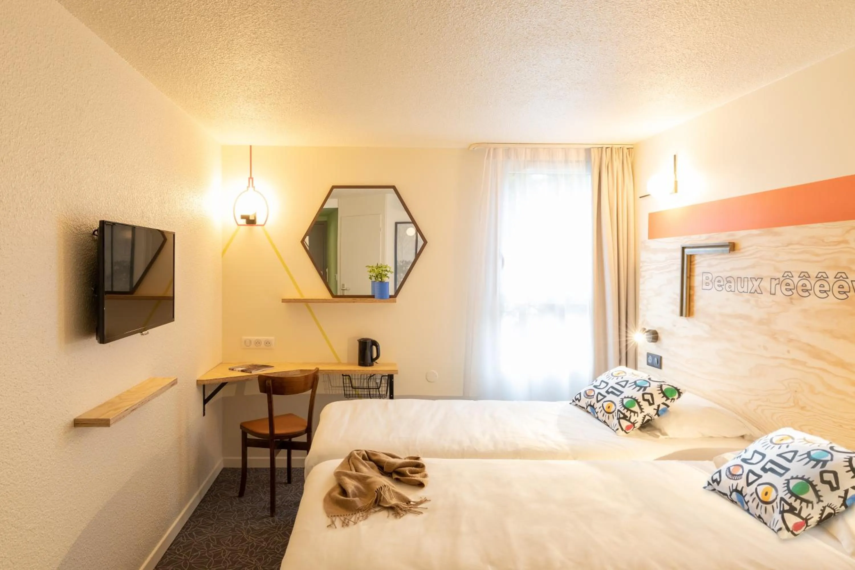 Bedroom, Bed in greet Hotel Beaune