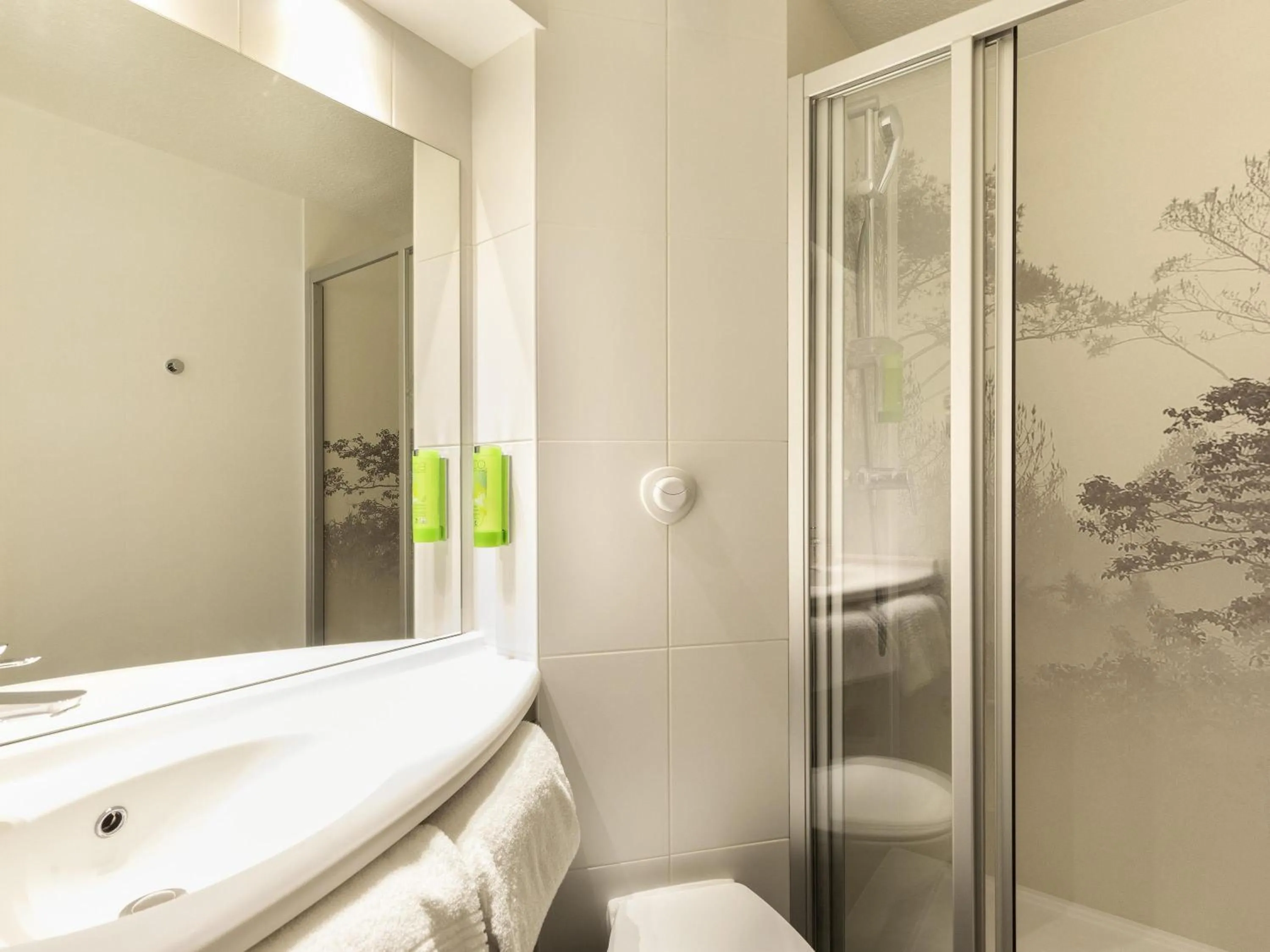 Bedroom in greet Hotel Beaune