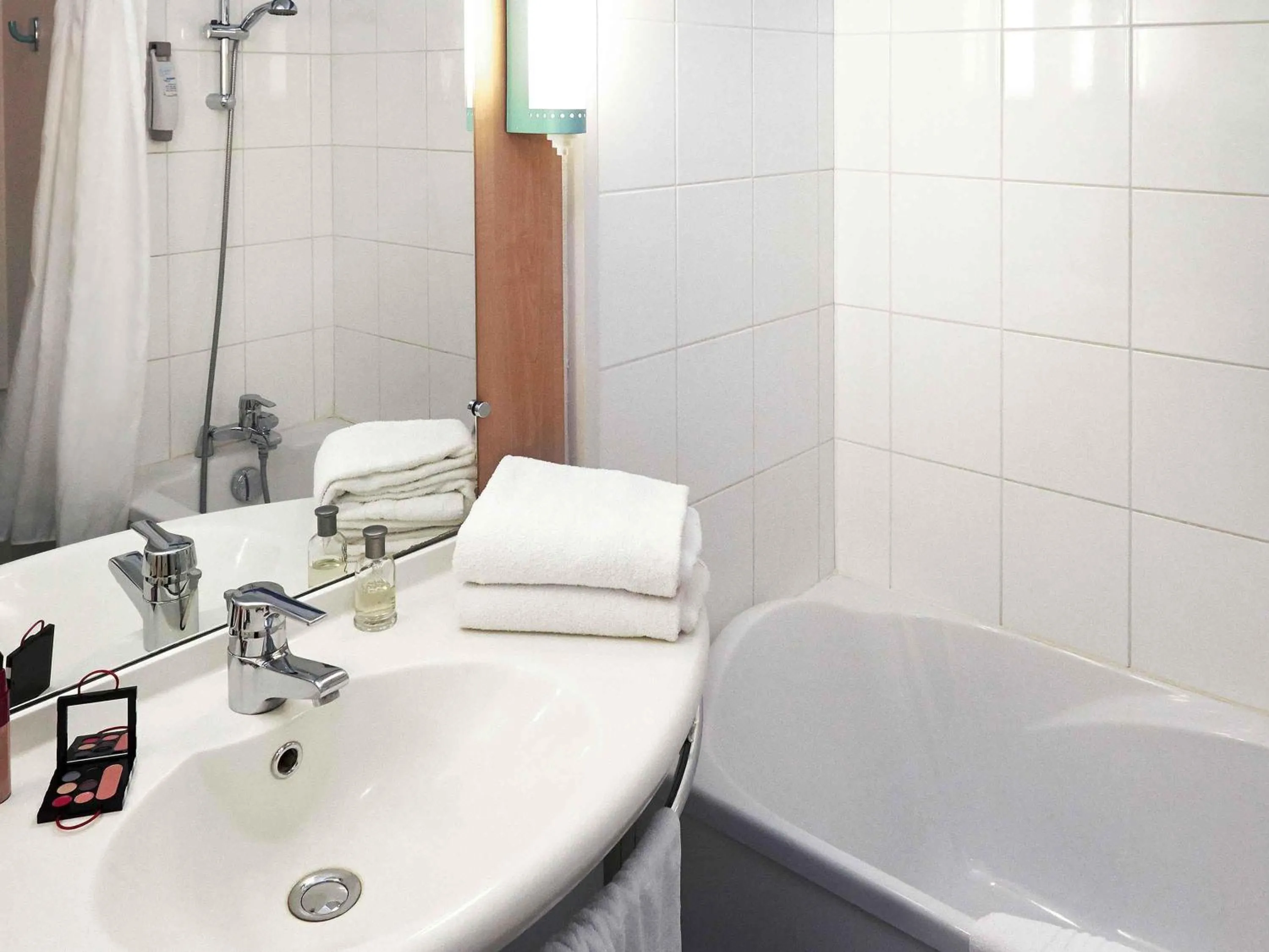 Bedroom, Bed in ibis Beaune Centre