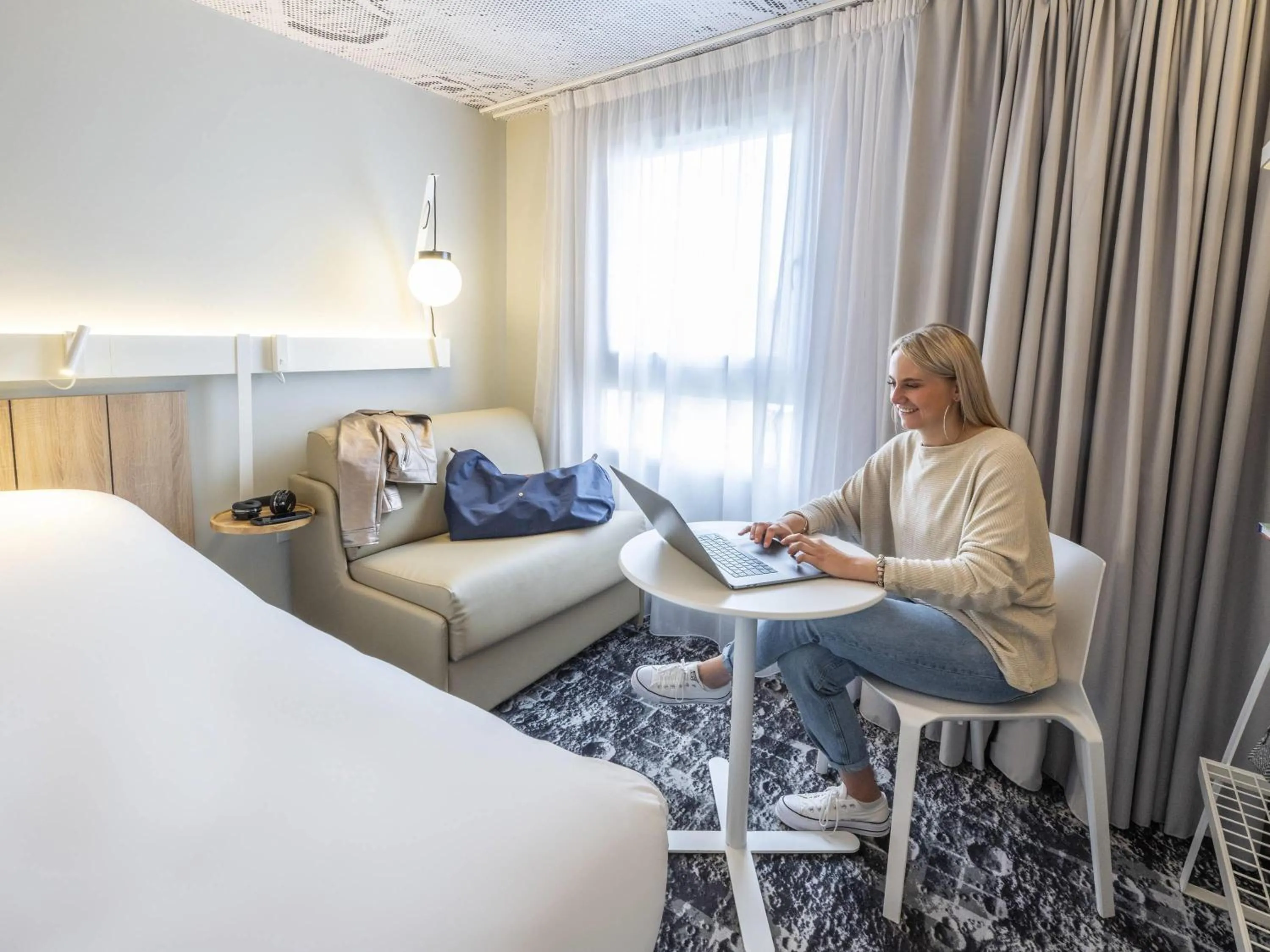 Bedroom in ibis Beaune Centre